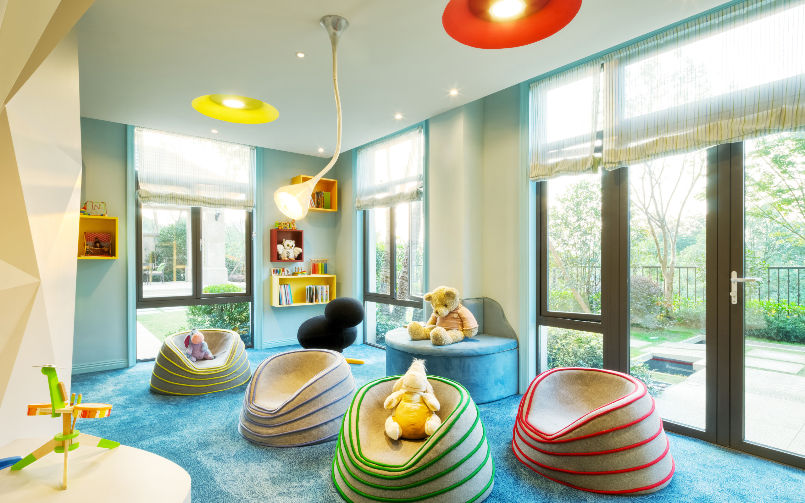 Красивый интерьер детской комнаты с мягкими креслами