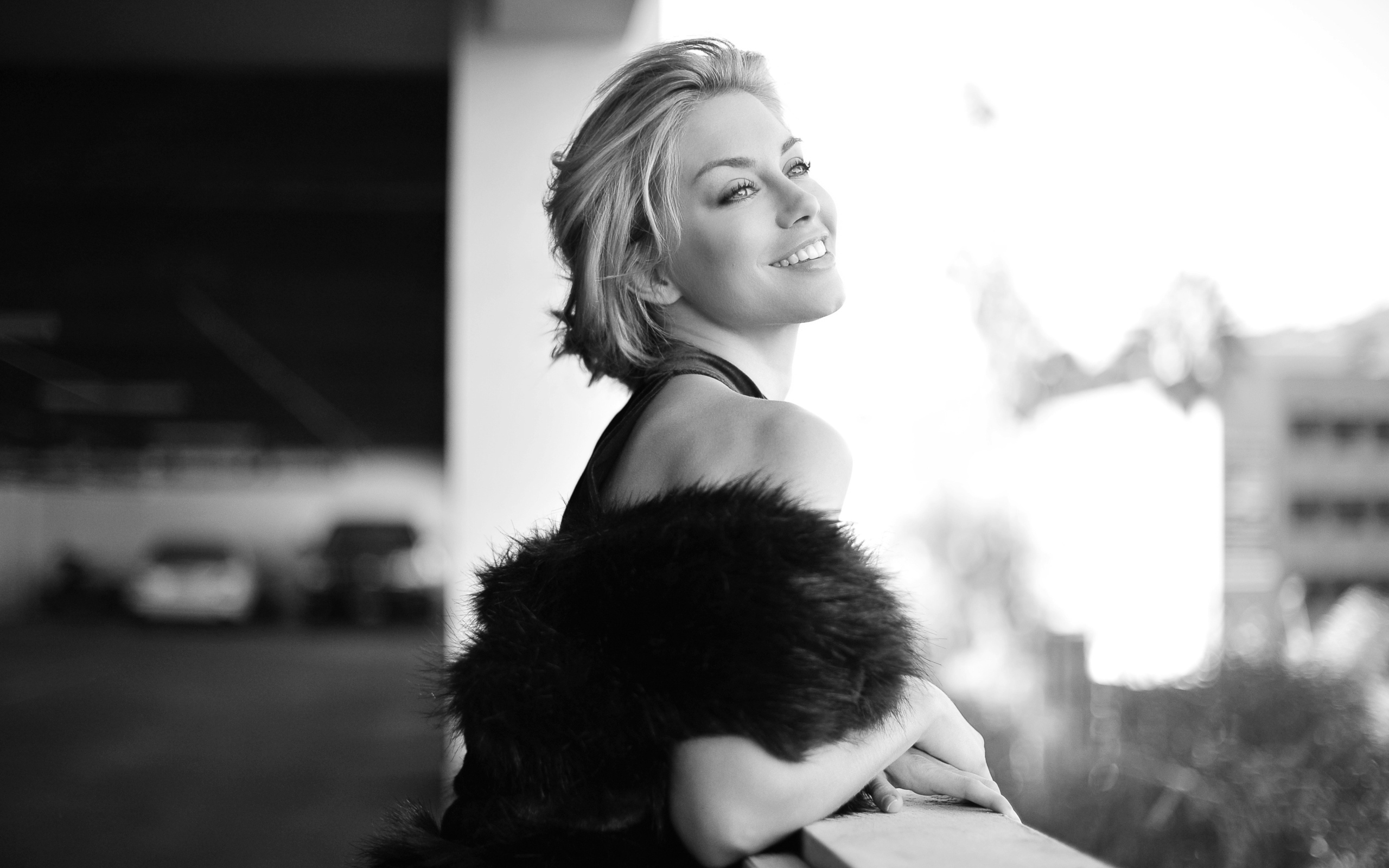 Красивая улыбающаяся актриса Дженнифер Холлэнд черно-белое фото