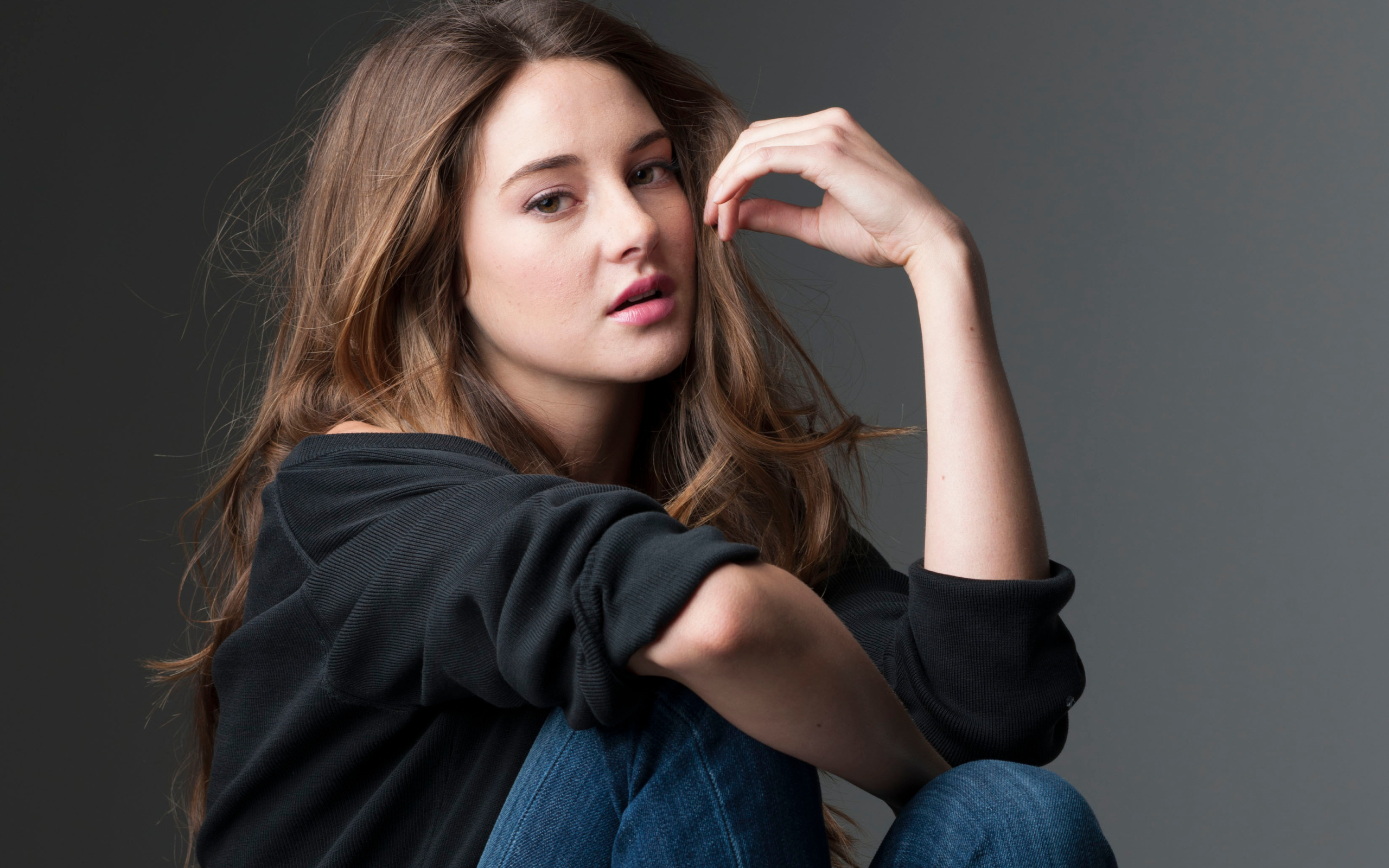 Красивая молодая актриса Шейлин Вудли 