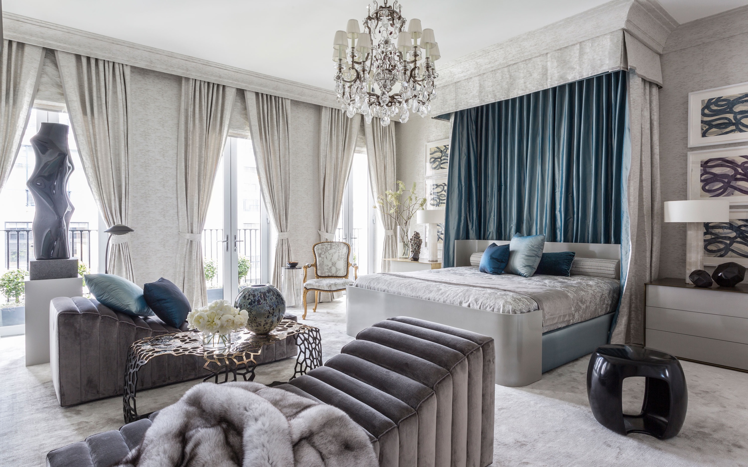 Спальня в голубых и серых нежных тонах 