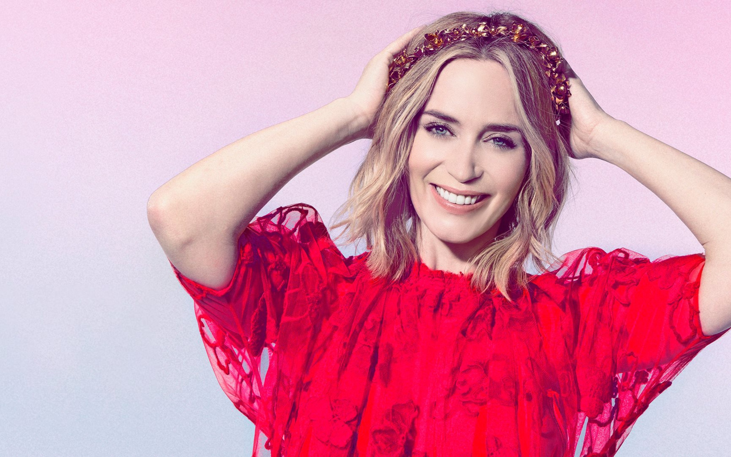 Голубоглазая актриса Эмили Блант в красном платье 