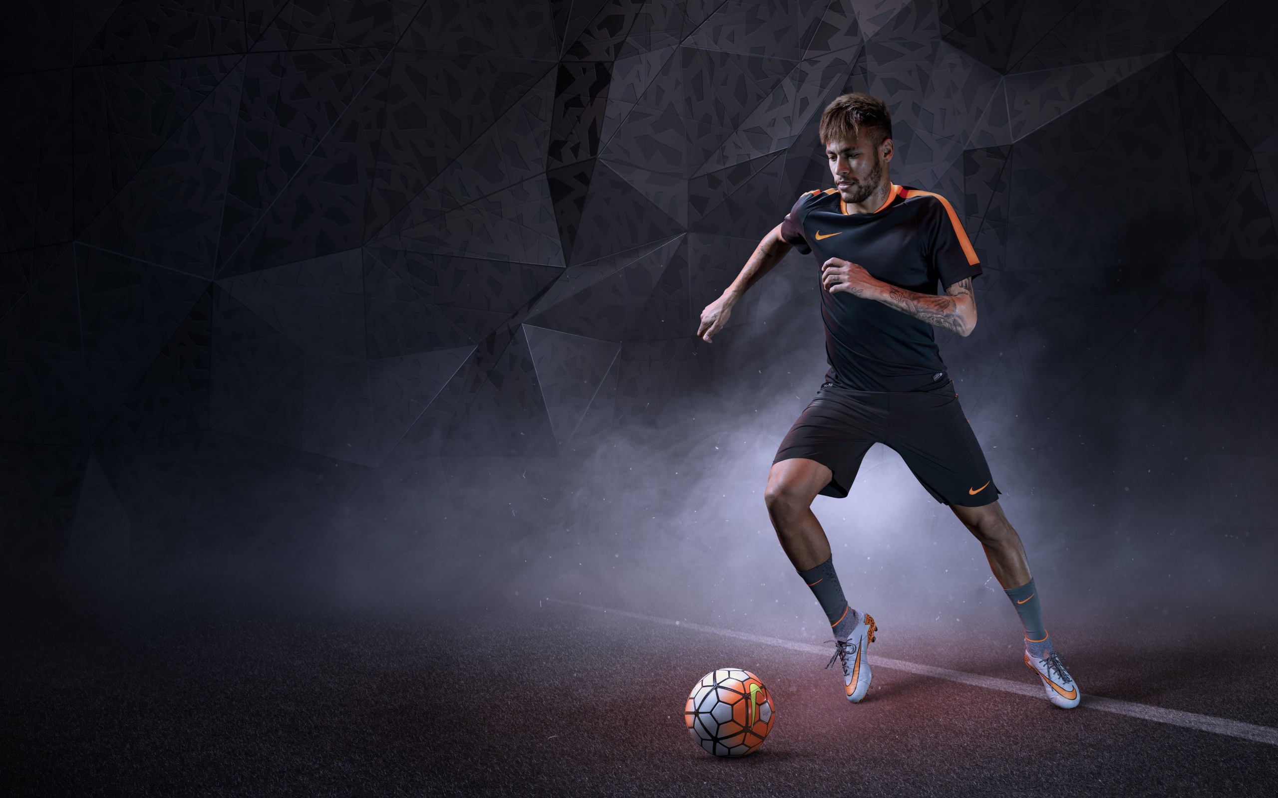 Бразильский футболист Неймар в форме Найк бьет по мячу