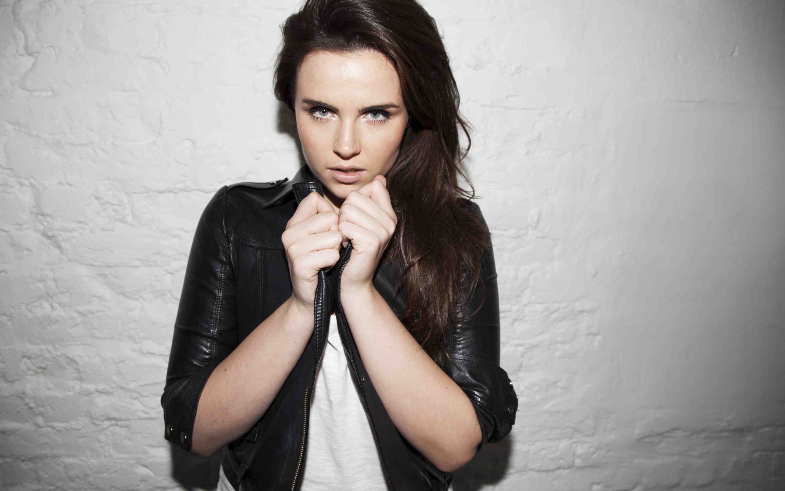 Британская актриса Эмер Кенни в черной кожаной куртке