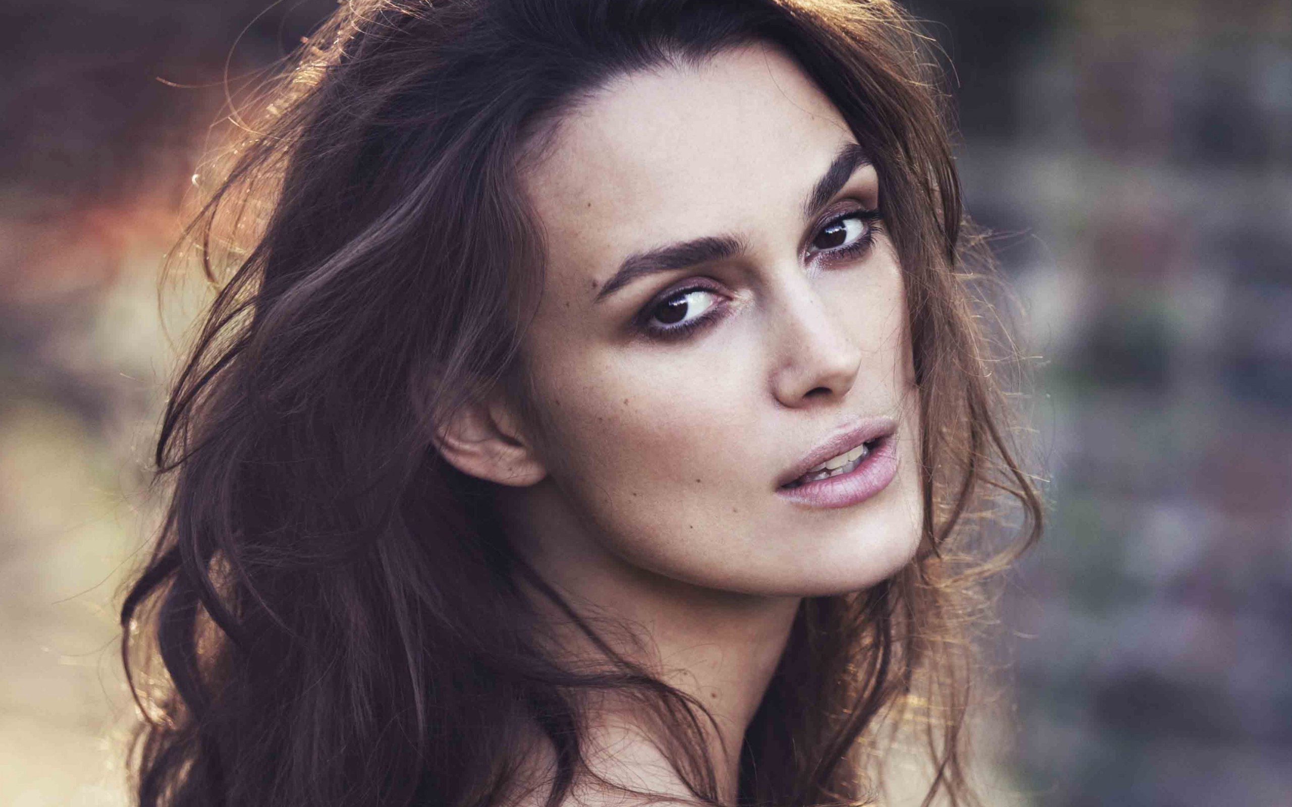 Кареглазая брюнетка актриса Кира Найтли