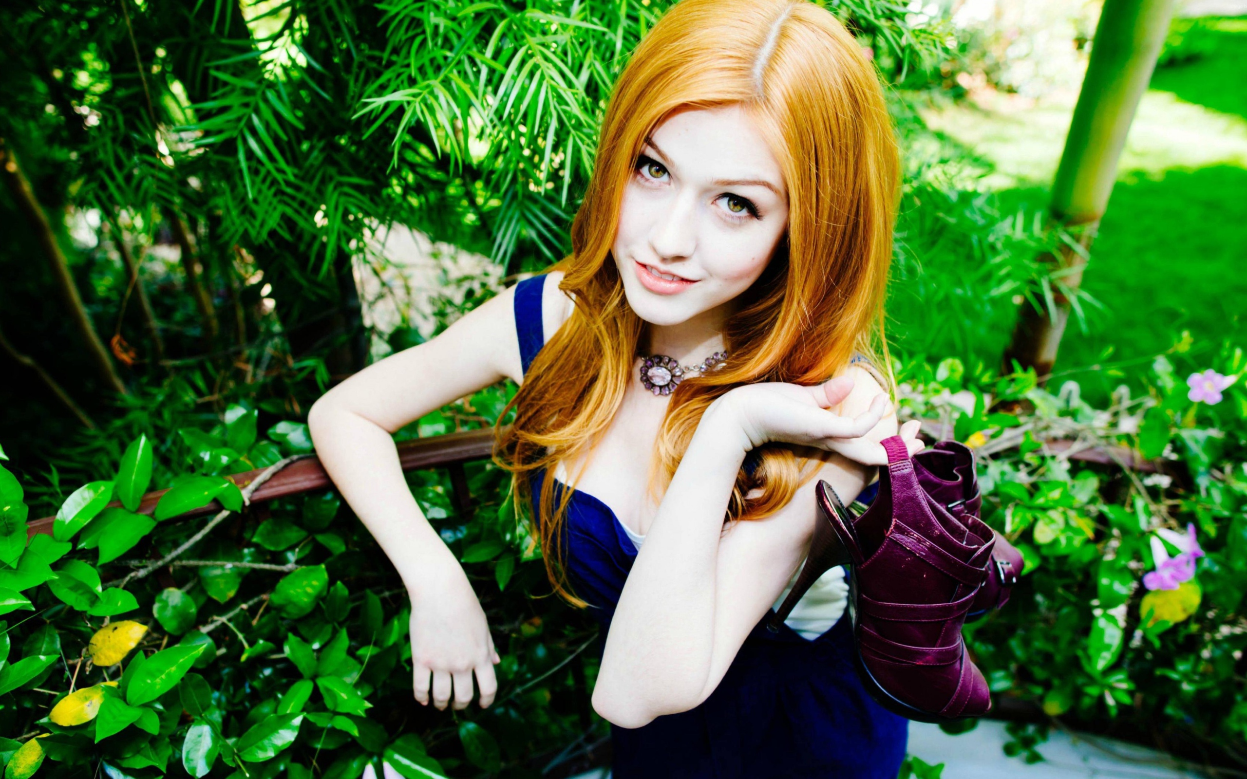 Рыжеволосая девушка, актриса Кэтрин Макнамара