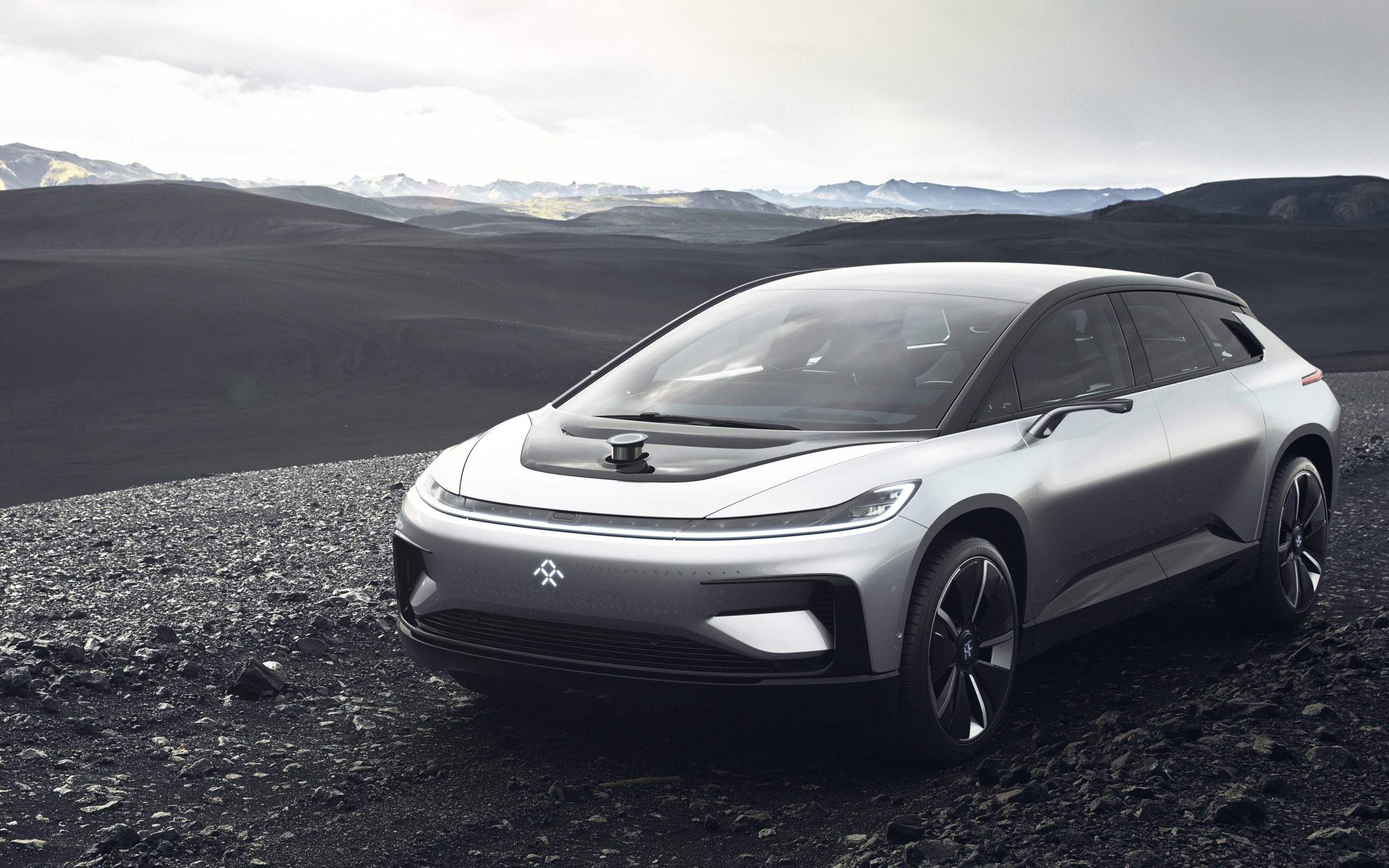 Серебристый электрический кроссовер Faraday Future FF91