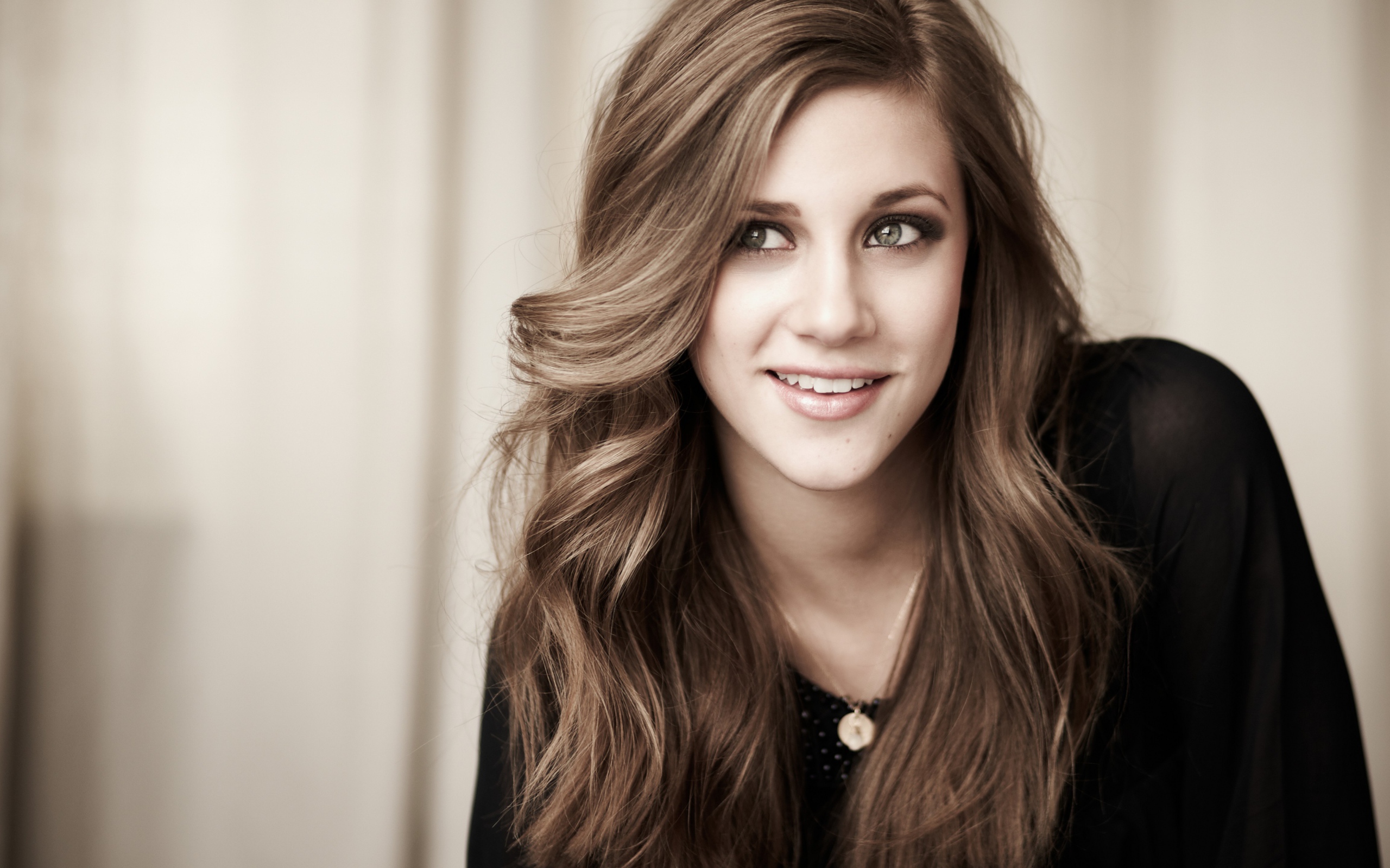 Улыбающаяся американская актриса Лили Рейнхарт