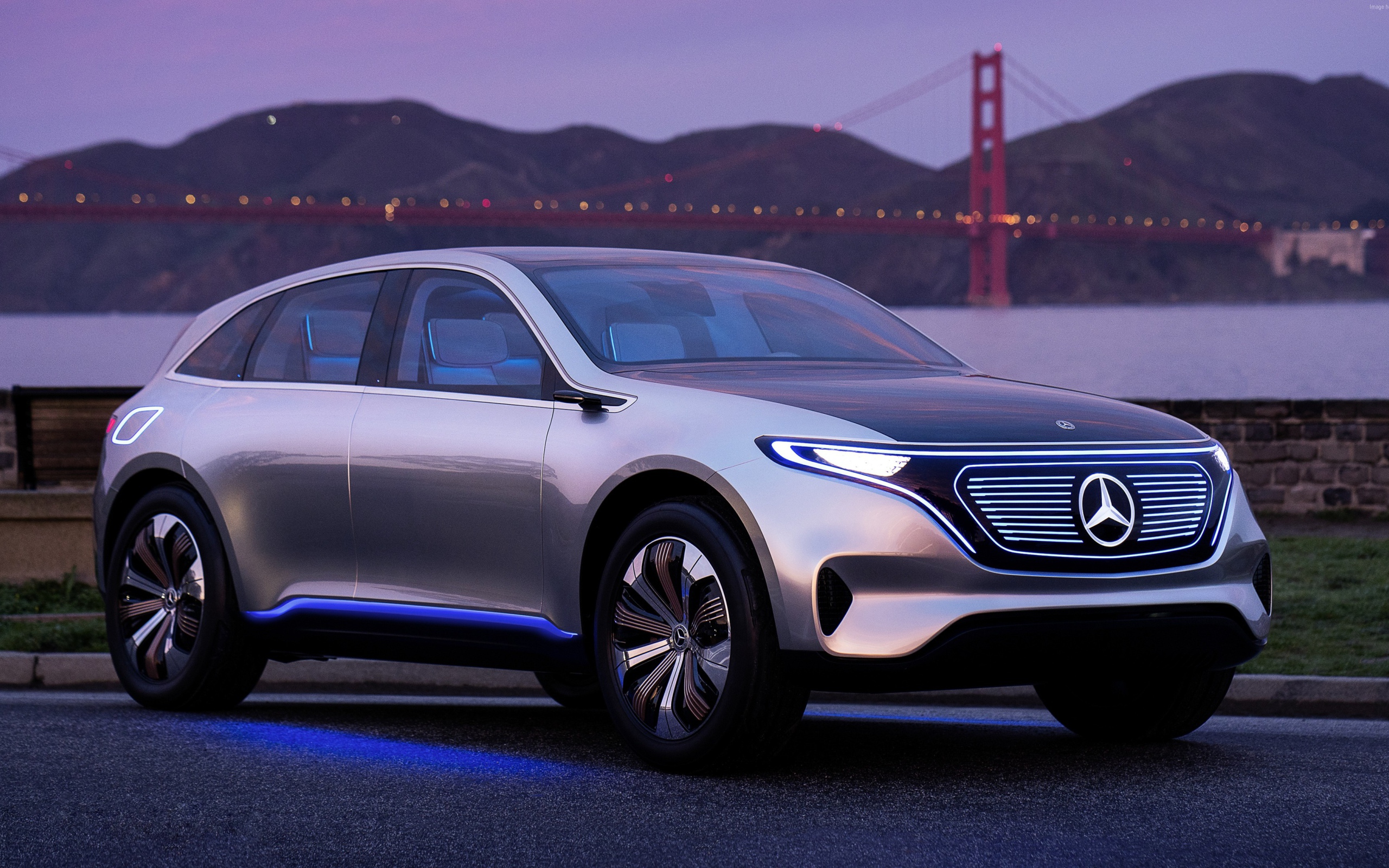 Стильный серебристый электромобиль  Mercedes Generation EQ