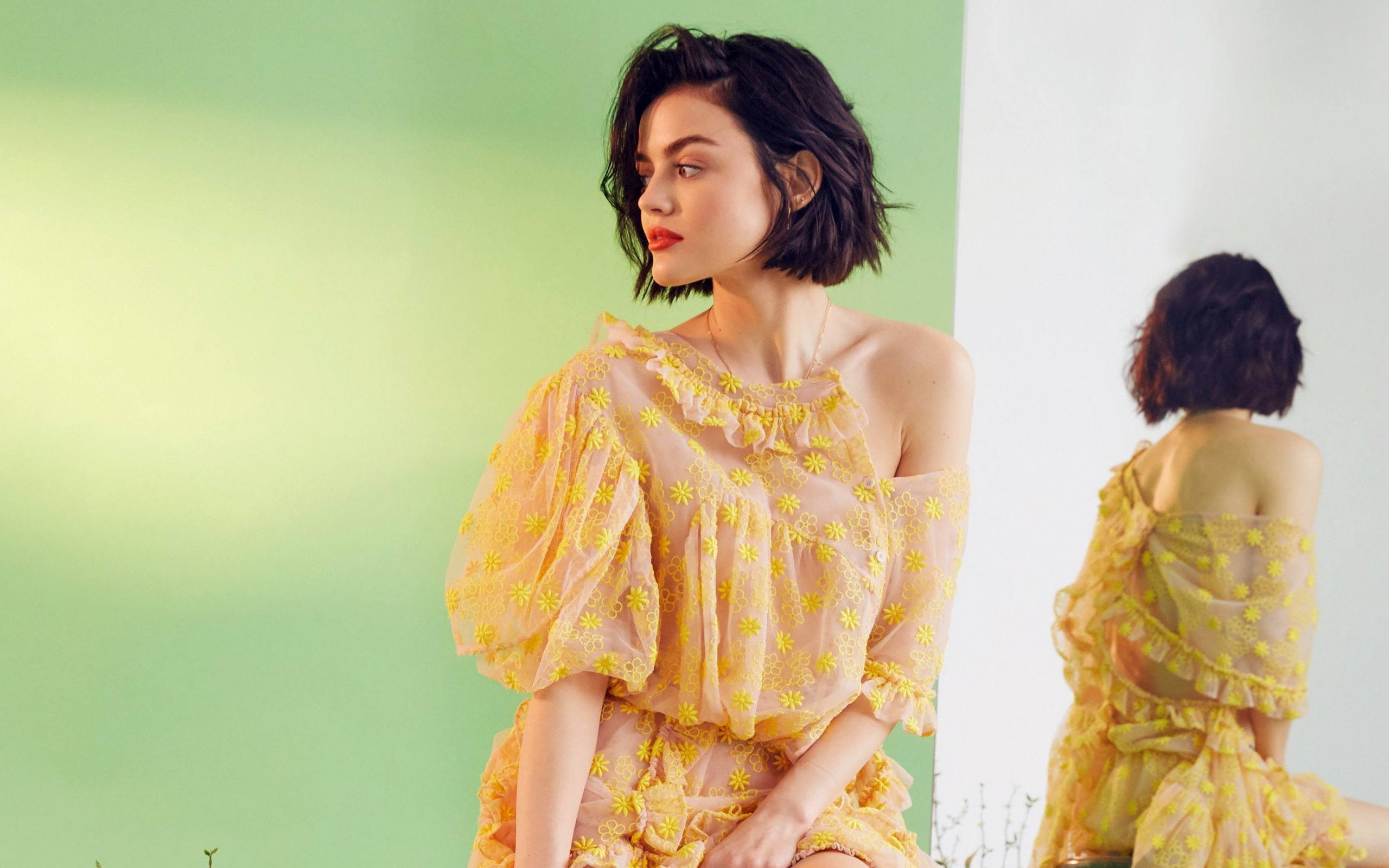 Молодая актриса Люси Хейл в красивом платье отражается в зеркале