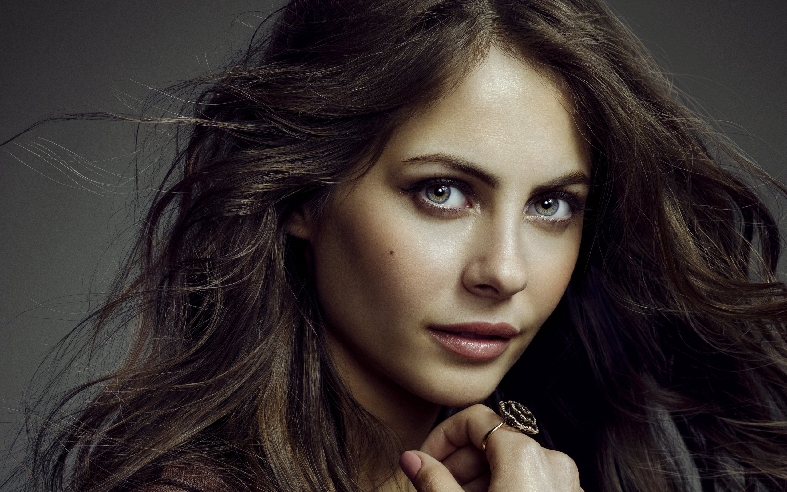 Молодая актриса Уилла Холланд с красивыми глазами