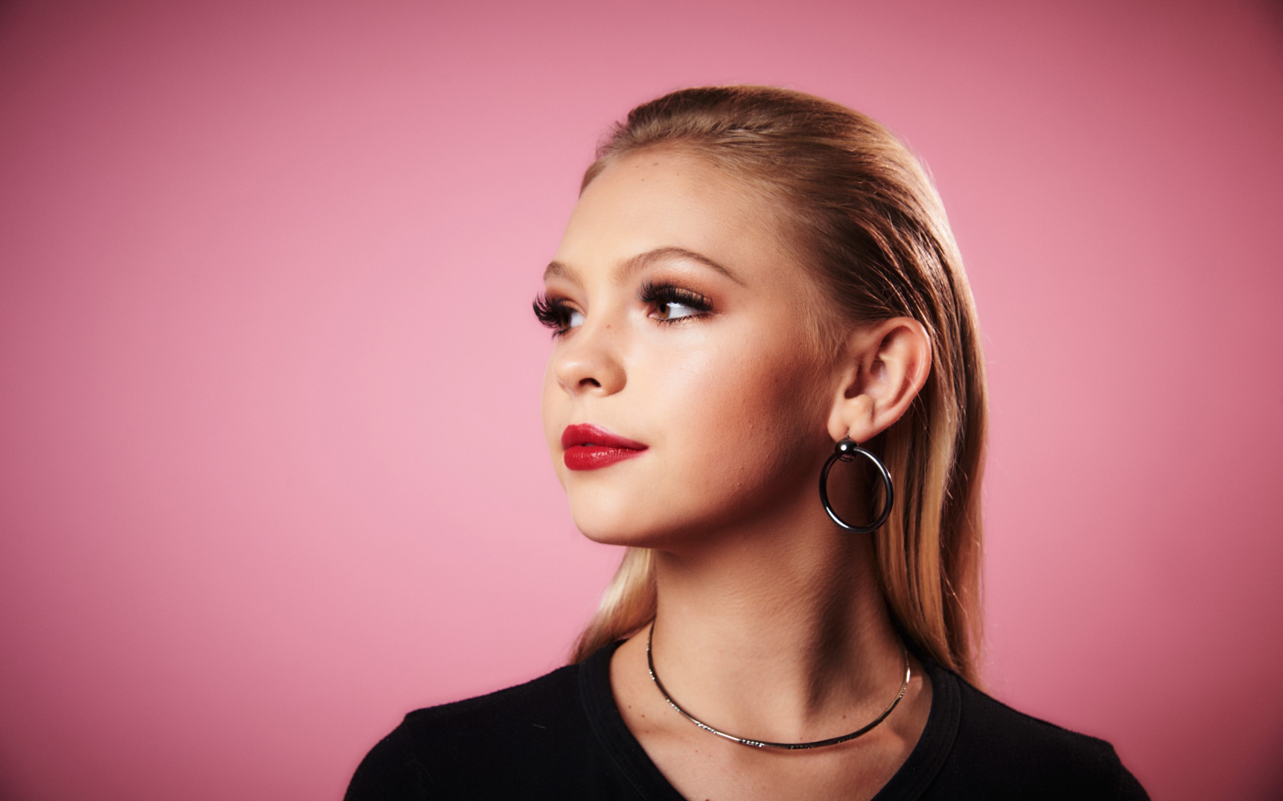 Молодая блондинка актриса Джордин Джонс