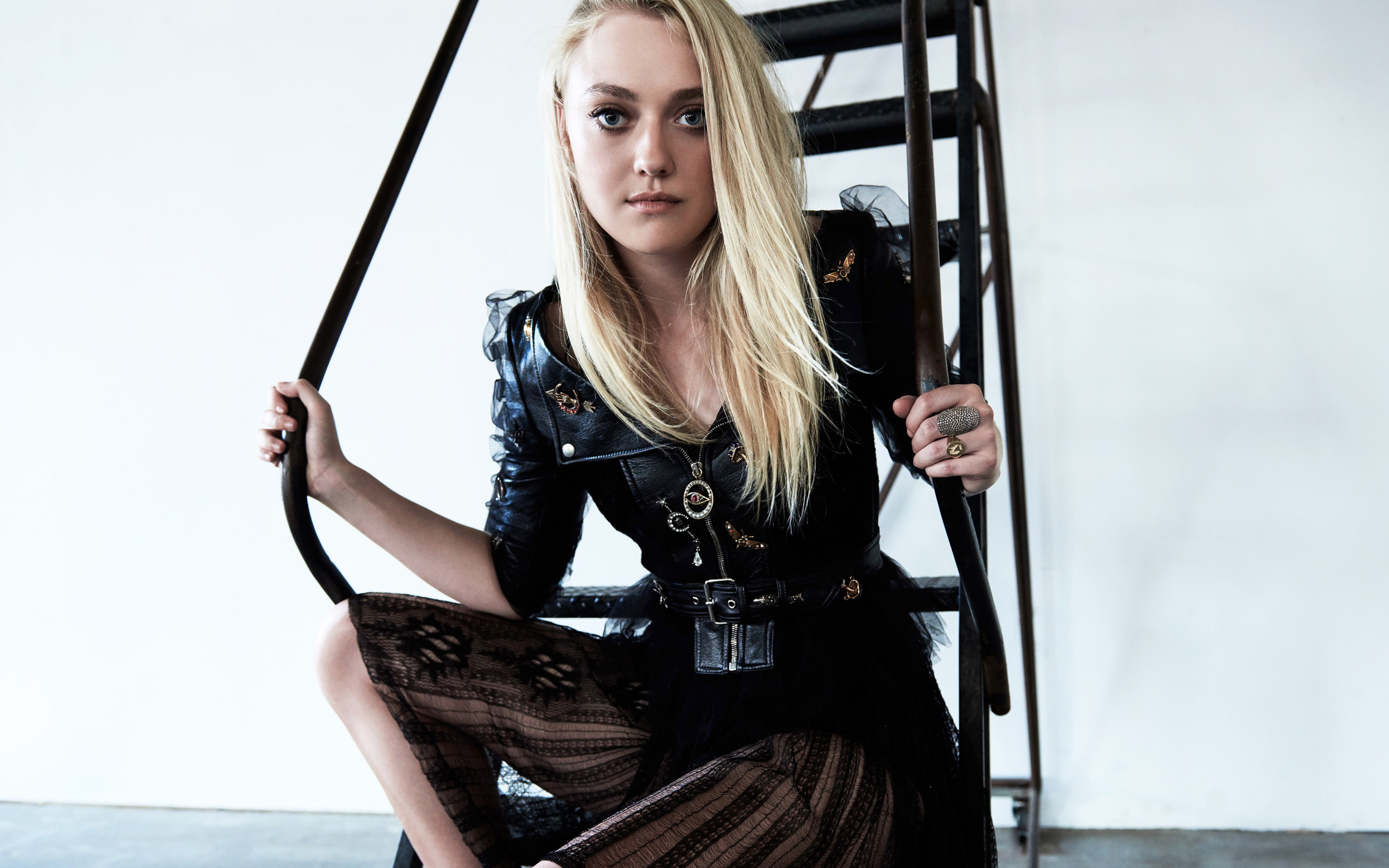 Молодая девушка блондинка актриса Дакота Фэннинг