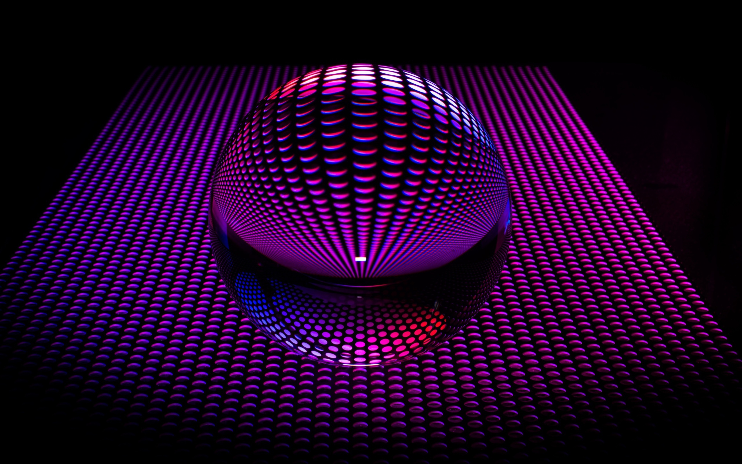 Большая стеклянная сфера на фиолетовом фоне в 3D-графике