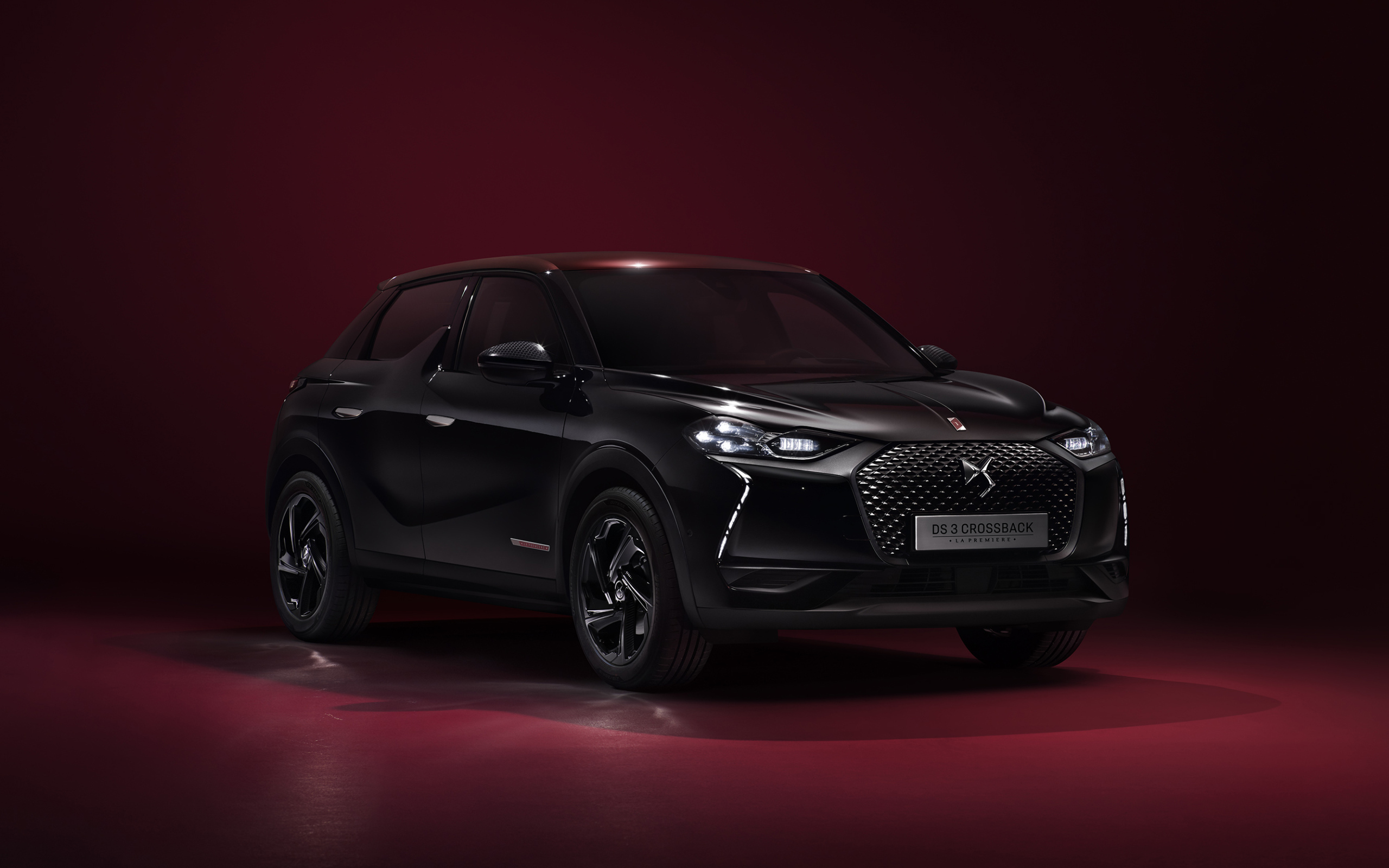 Черный стильный автомобиль DS 3  2019 года на бордовом фоне