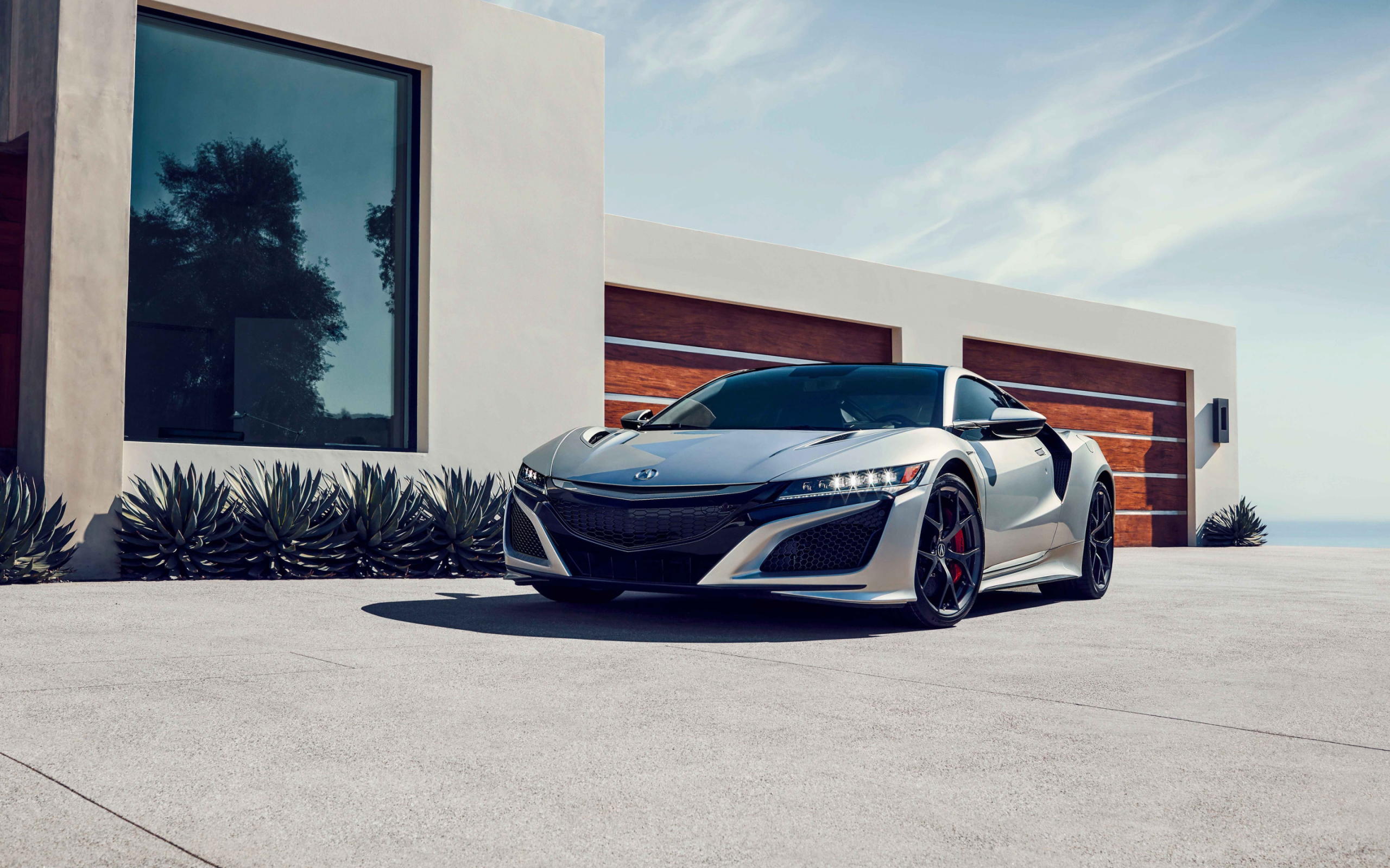 Серебристый спортивный автомобиль Acura NSX, 2019