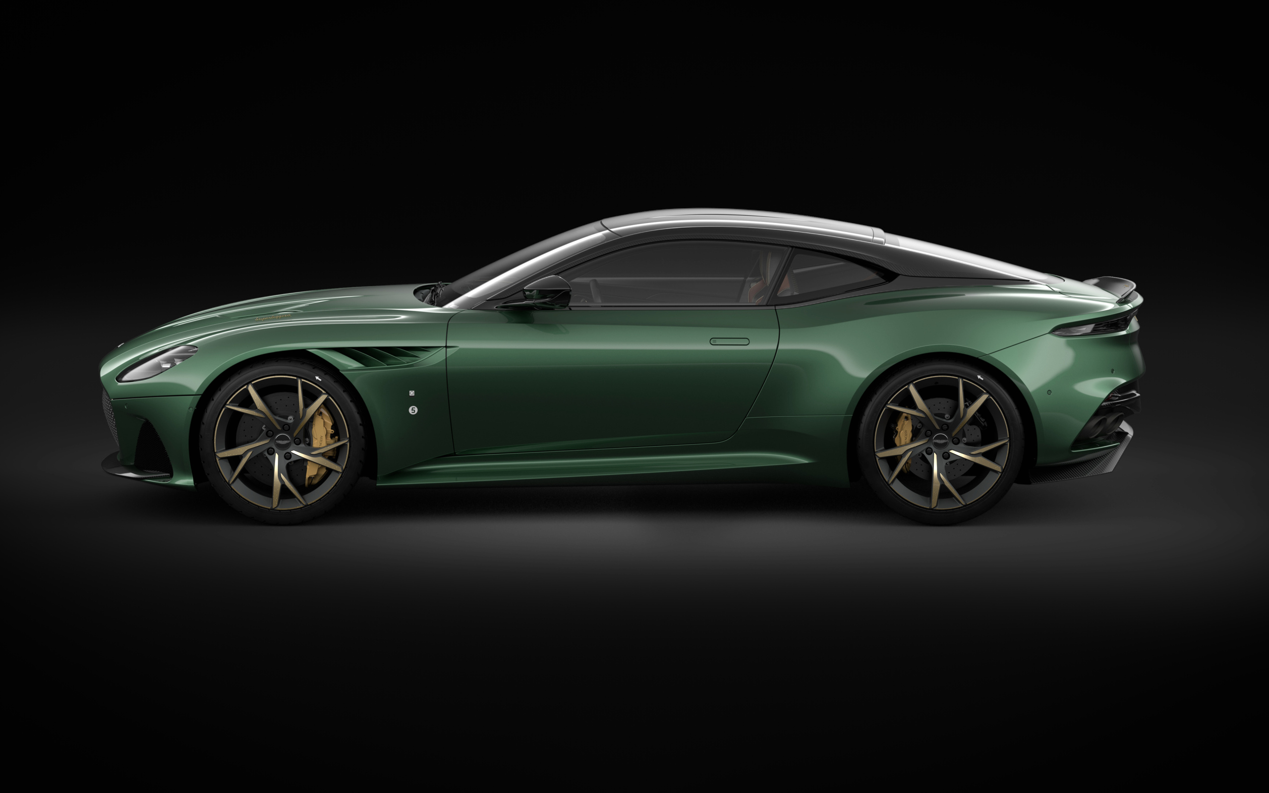 Зеленый автомобиль Aston Martin DBS 59 2018 года на черном фоне