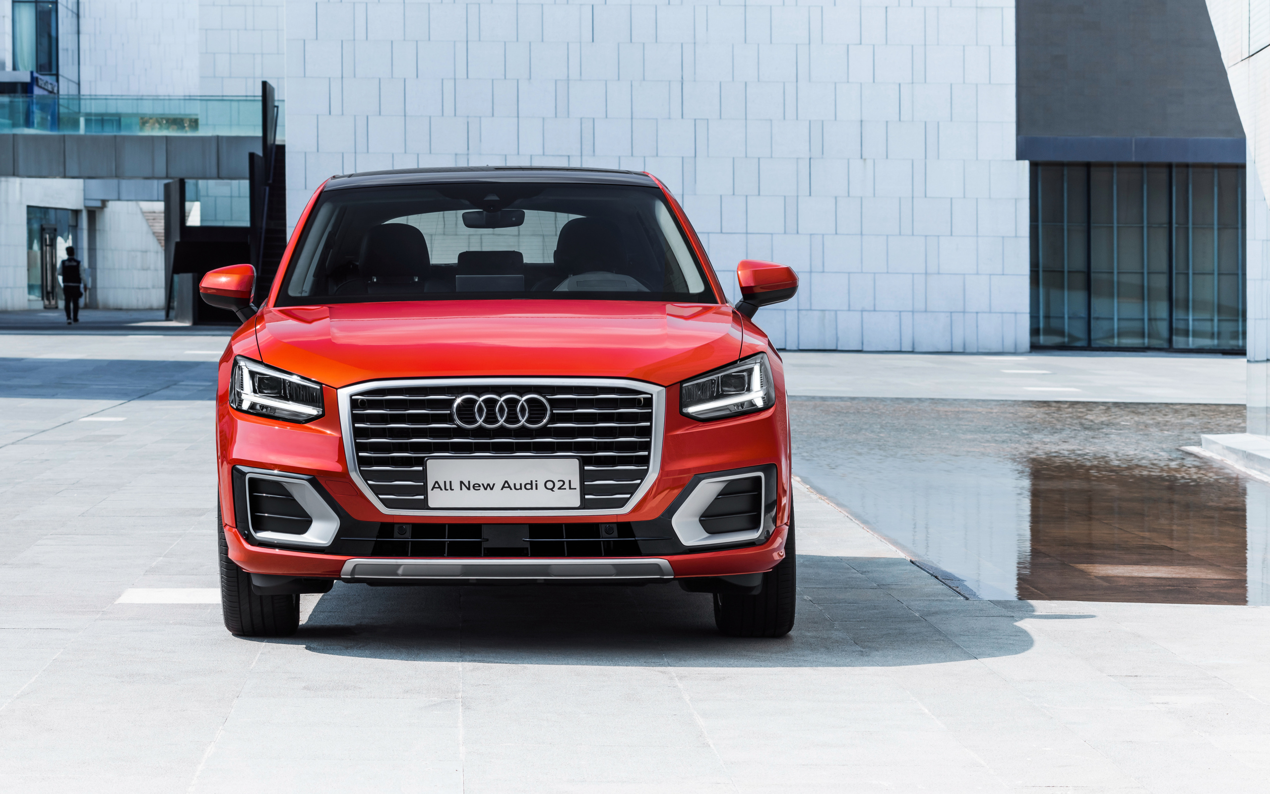 Красный автомобиль Audi Q2 L 35 TFSI Quattro 2018 года вид спереди