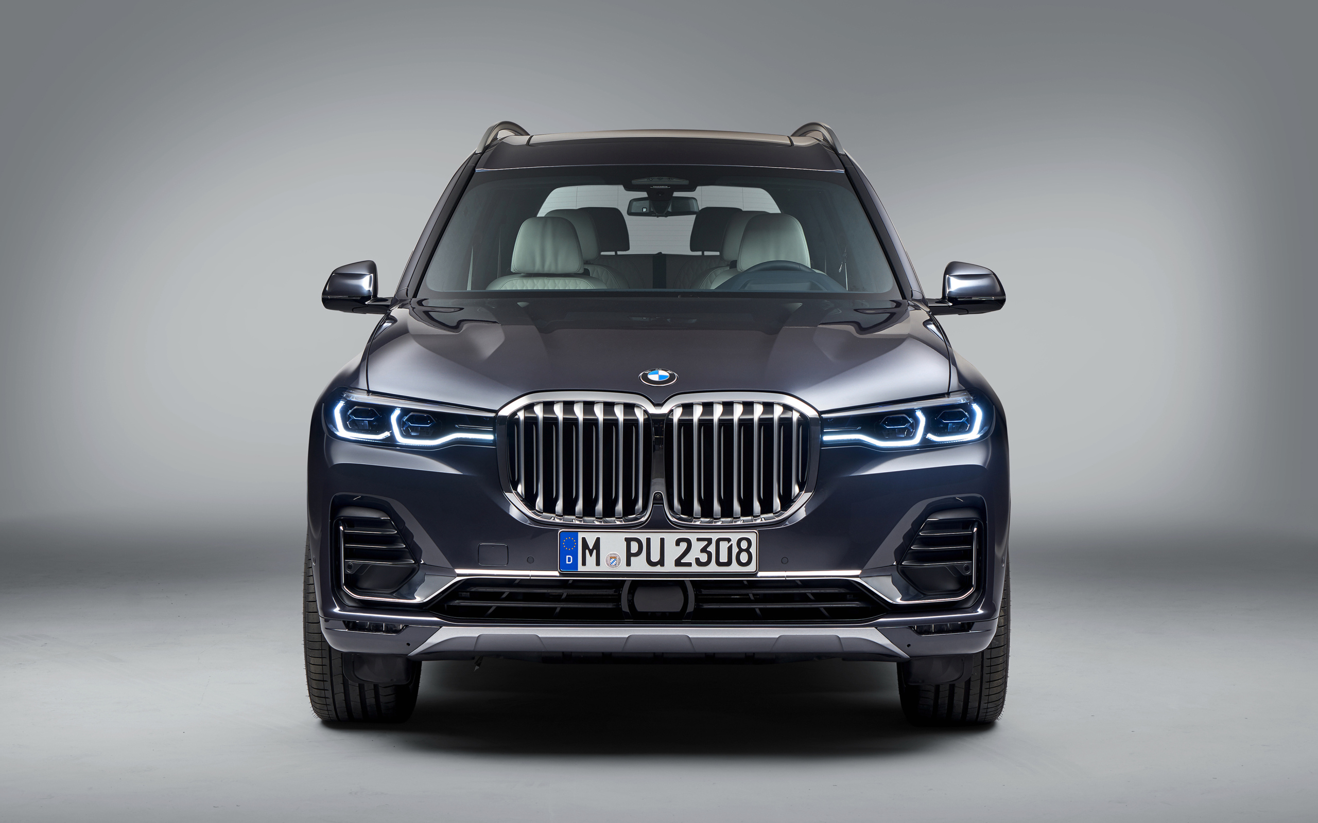 Автомобиль BMW X7  2018 года на сером фоне вид спереди