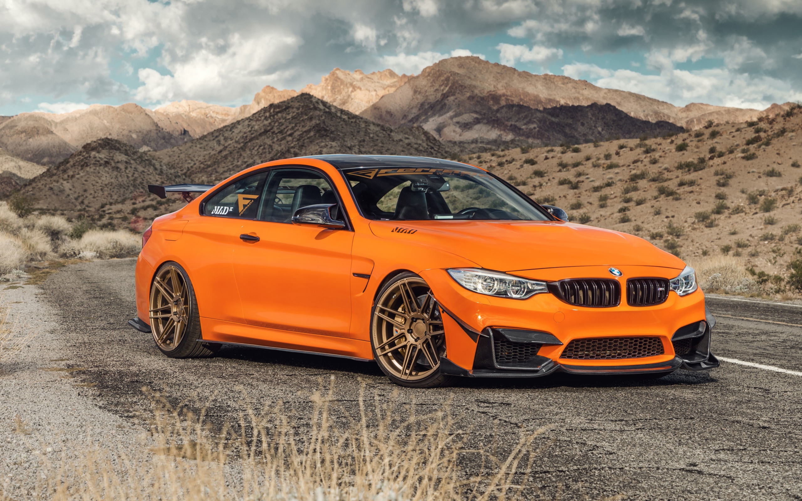 Новый автомобиль Ferrada Sema Orange BMW M4 на фоне гор