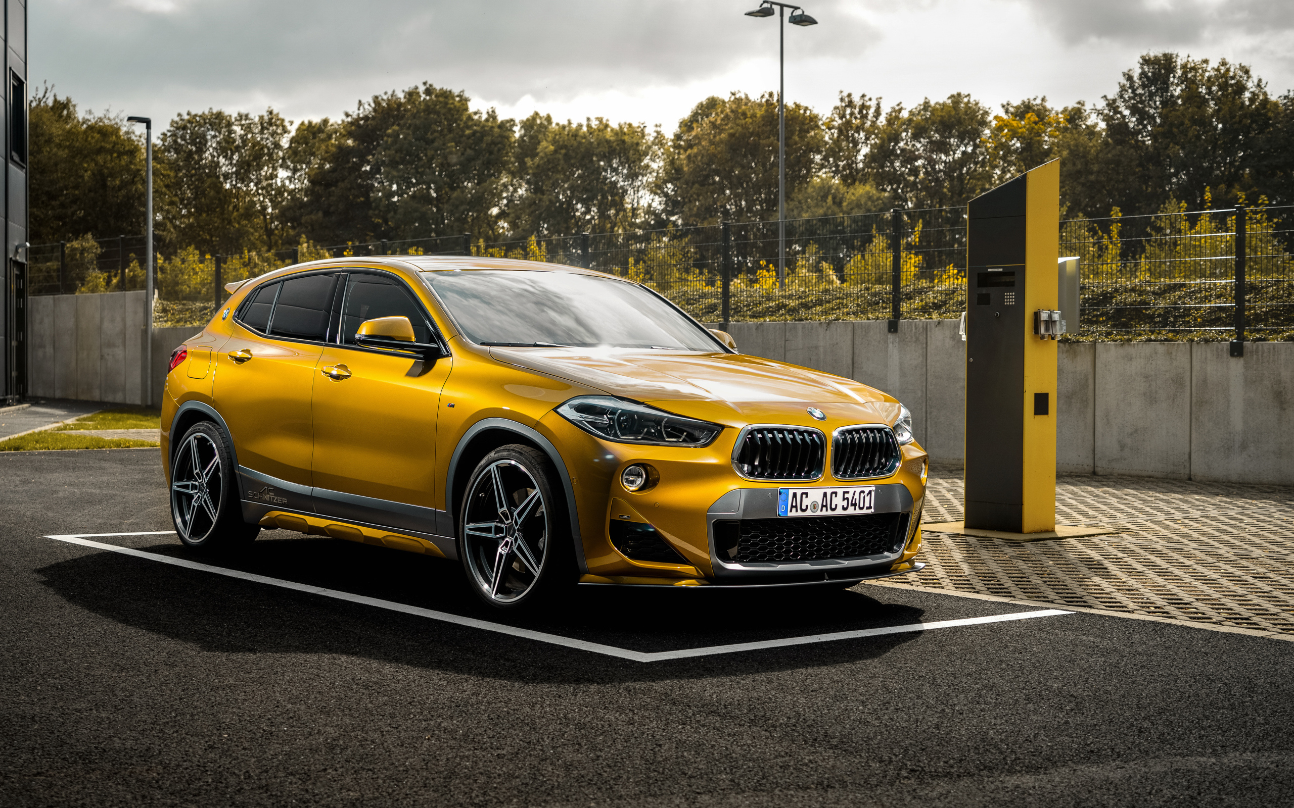 Желтый автомобиль BMW AC Schnitzer ACS2  2018 года на заправке