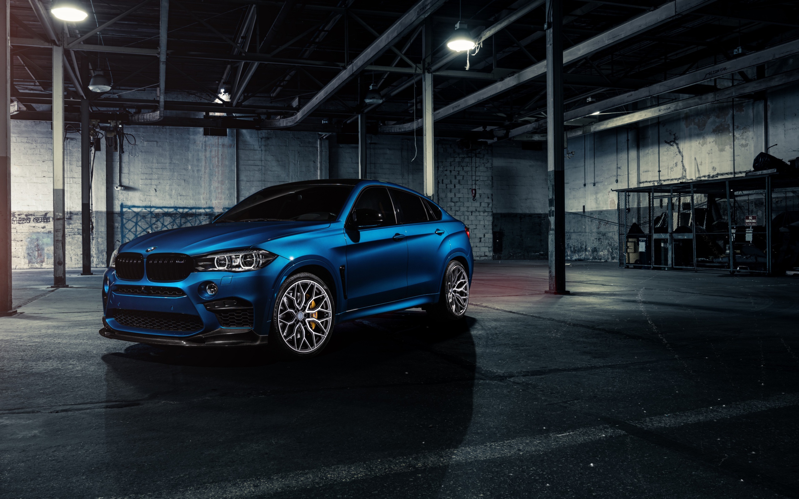 Внедорожник BMW X6 M цвет голубой металлик 