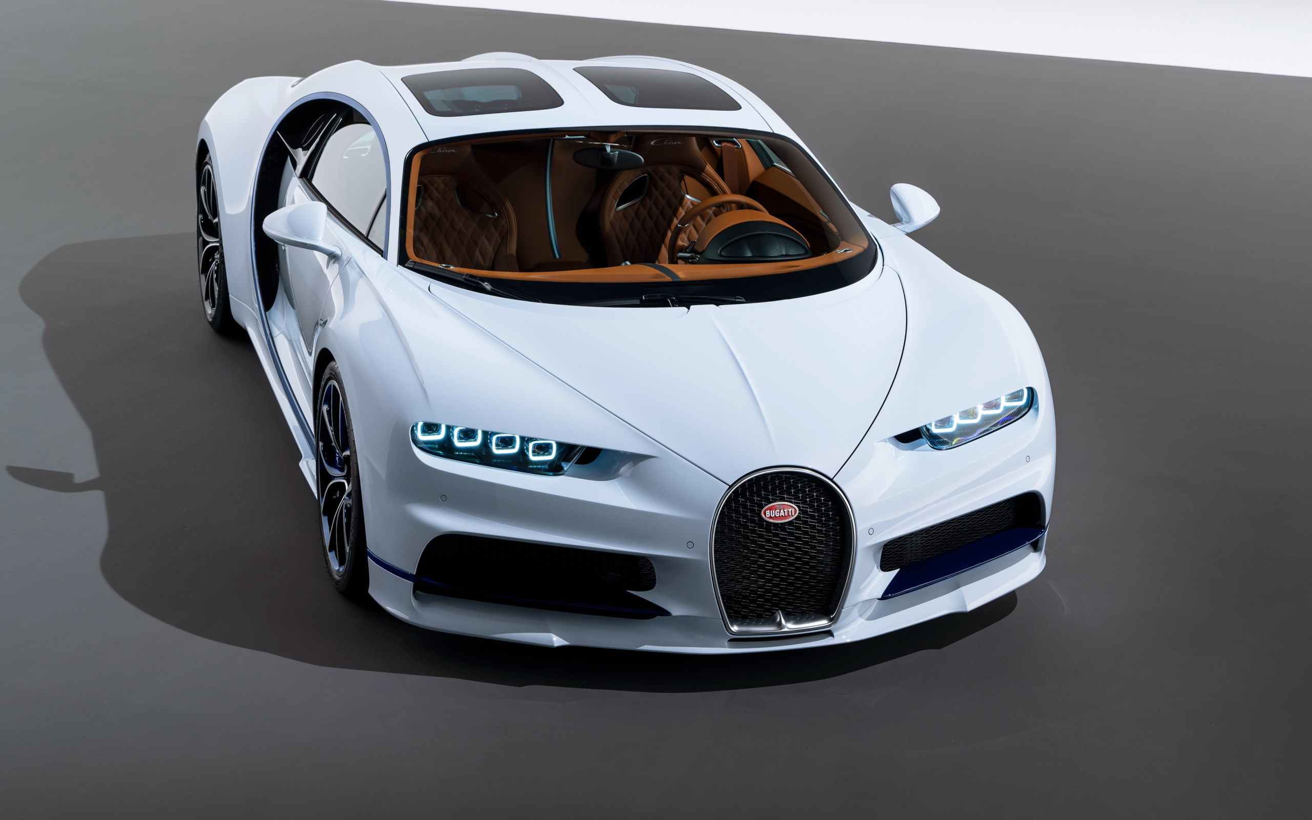 Дорогой белый автомобиль Bugatti Chiron