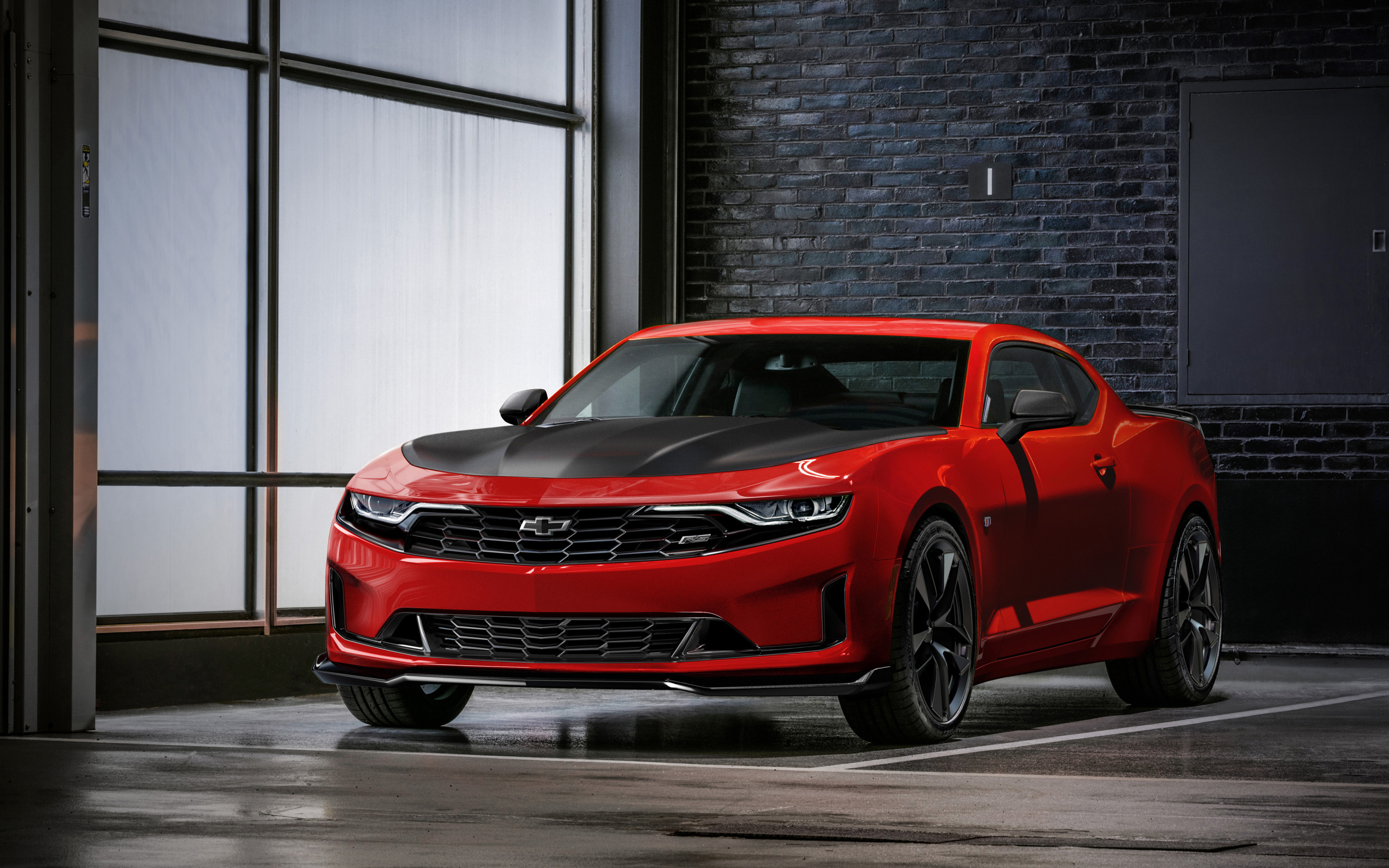 Красный автомобиль Chevrolet Camaro RS 1LE, 2018 года