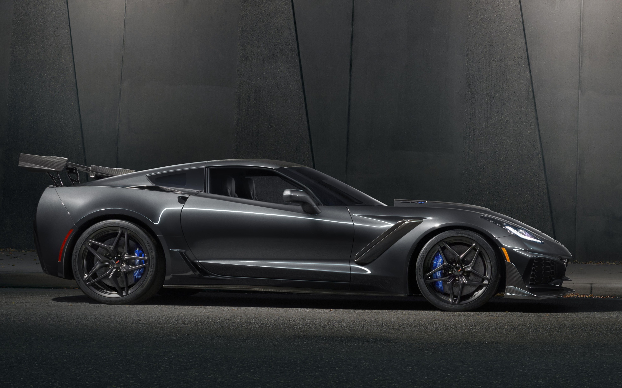 Серебристый автомобиль Corvette ZR1, 2019 вид сбоку