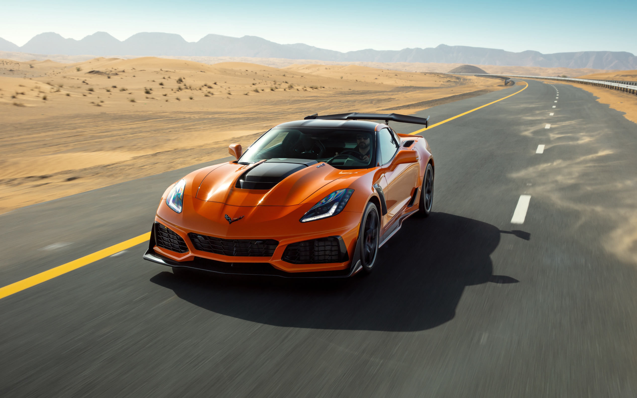Спортивный автомобиль Chevrolet Corvette ZR1, 2019 на трассе