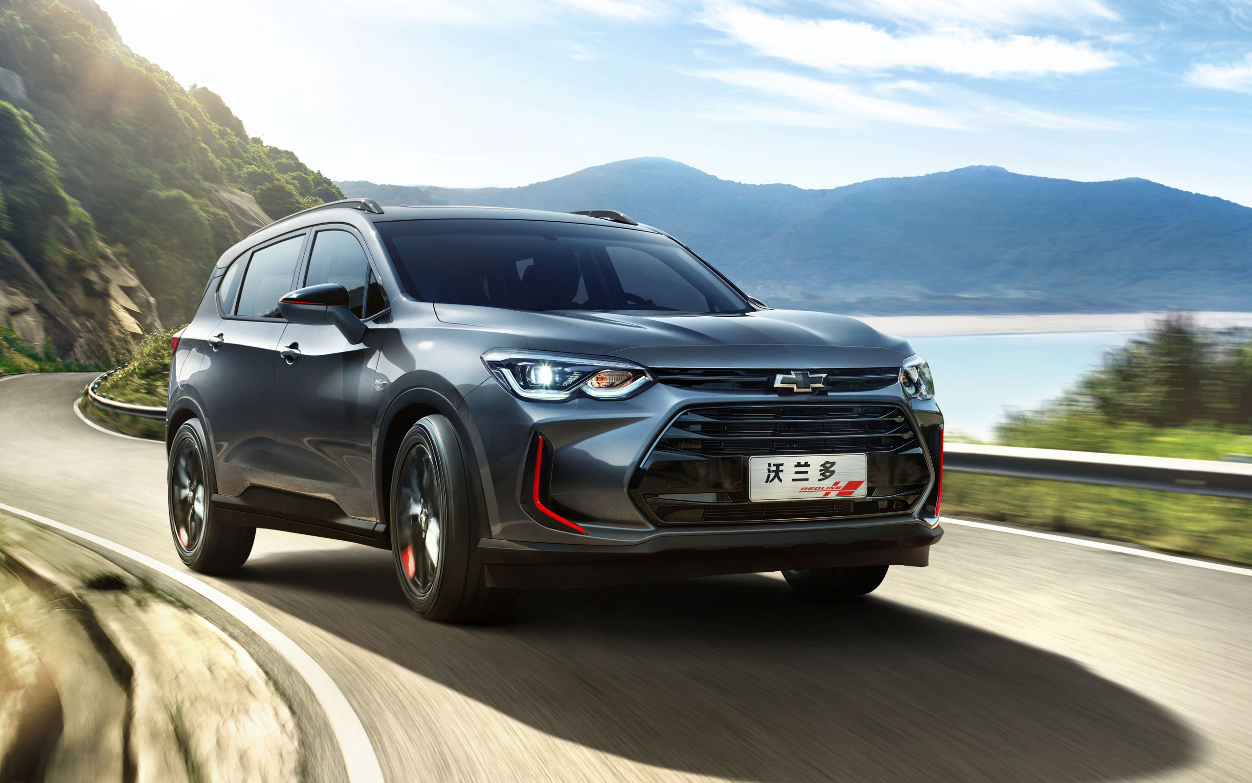 Серебристый внедорожник Chevrolet Orlando 2019 года