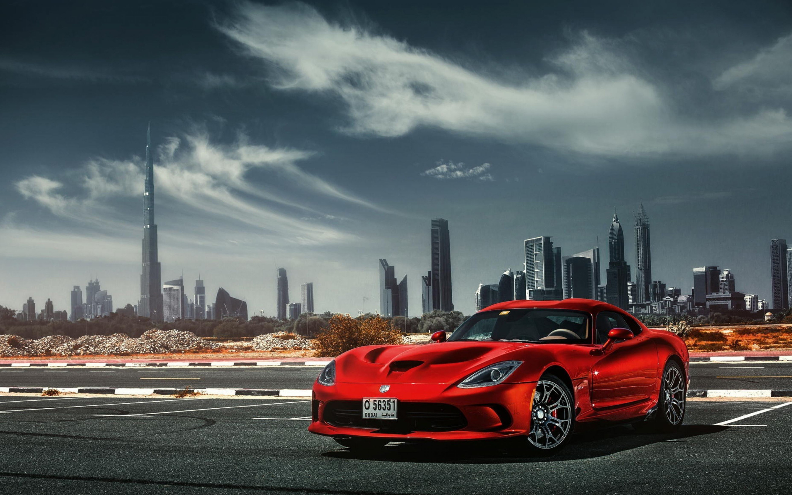 Красный спортивный автомобиль Dodge Viper SRT 2018 года на фоне города