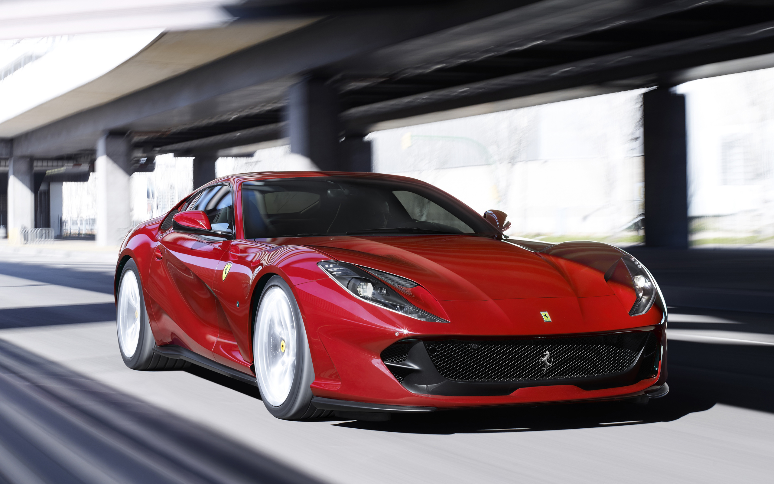 Красный быстрый автомобиль Ferrari 812 Superfast 2018 