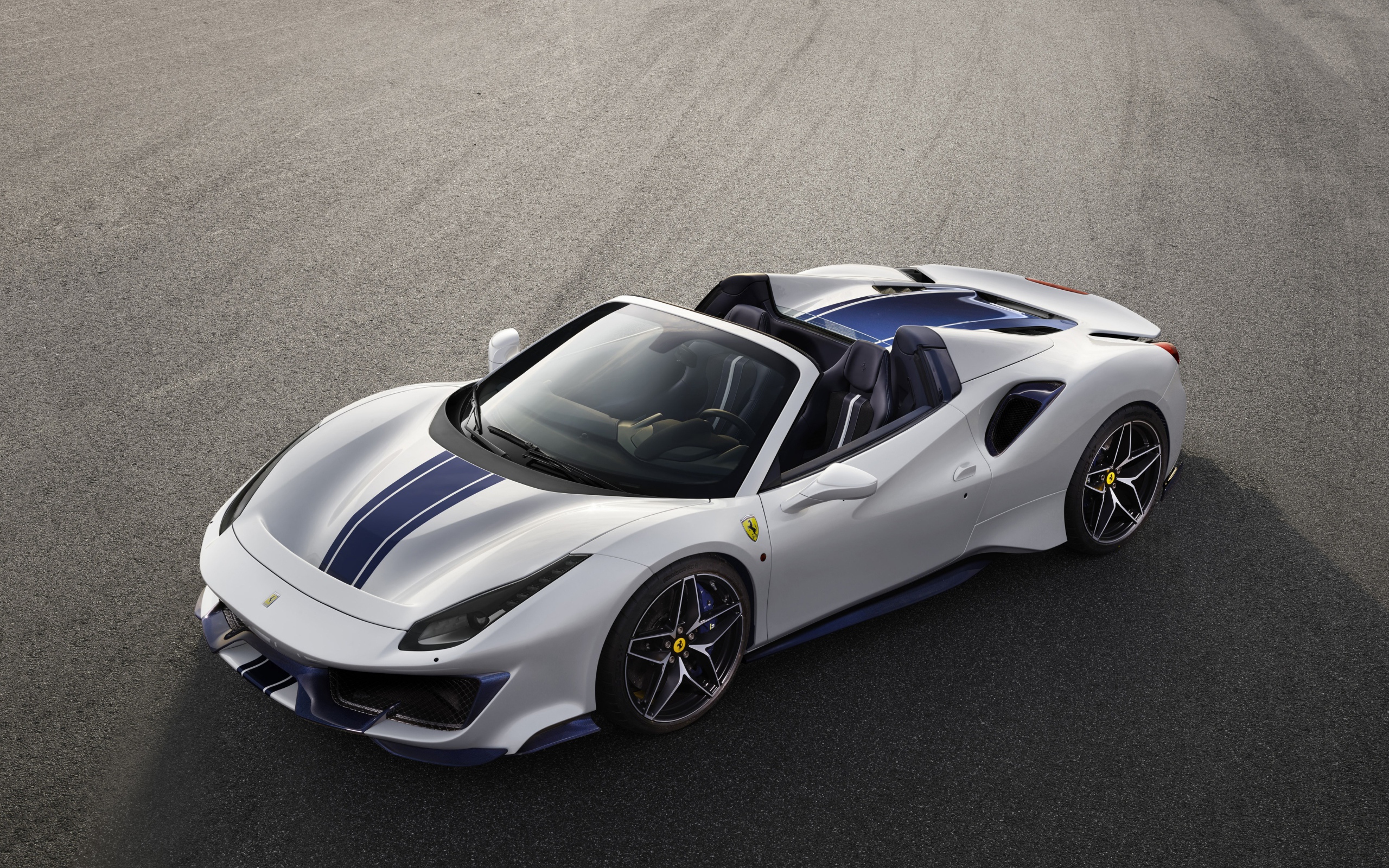 Спортивный автомобиль Ferrari 488 Pista Spider, 2018 вид сверху