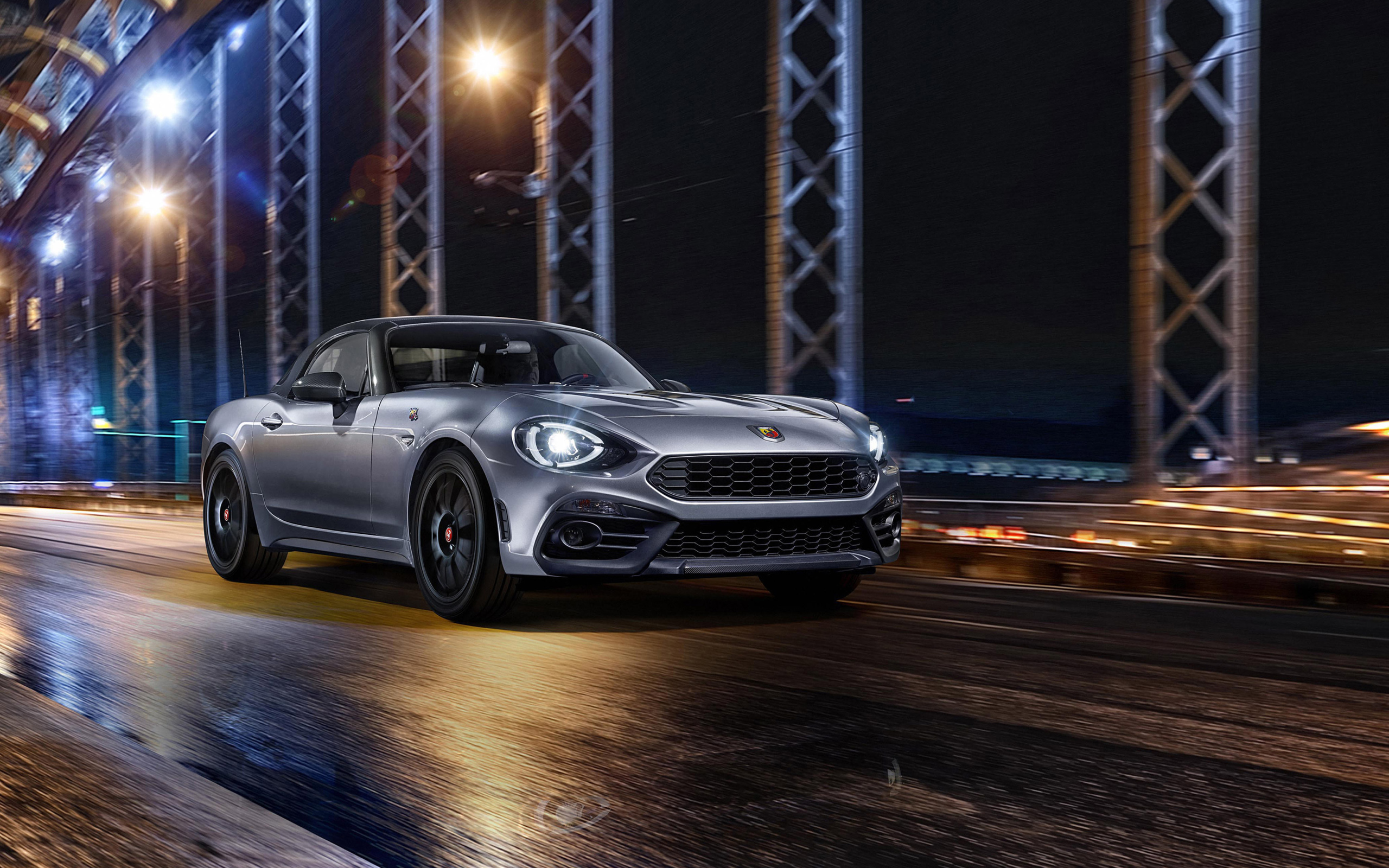 Серебристый автомобиль Fiat 124 GT, 2018 на мосту