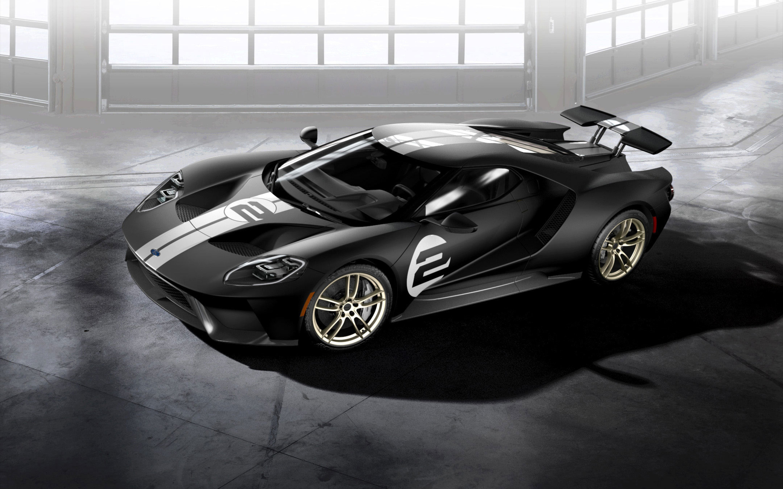 Серебристый спортивный автомобиль Ford GT 66 Heritage