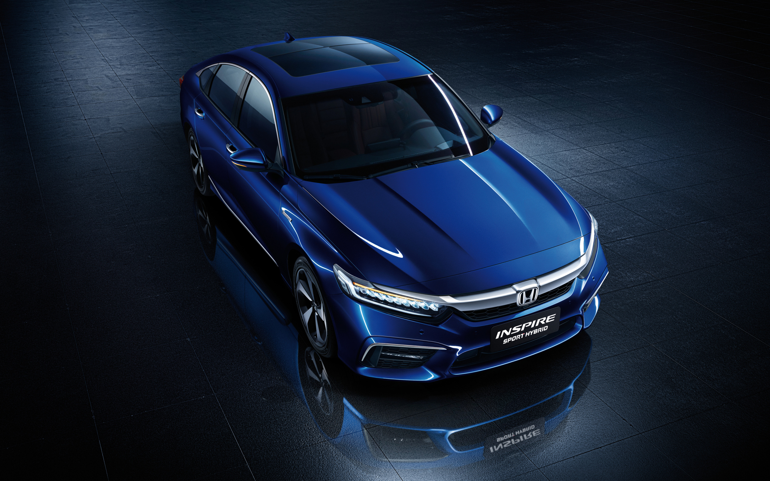 Синий автомобиль Honda Inspire Sport Hybrid 2018 года
