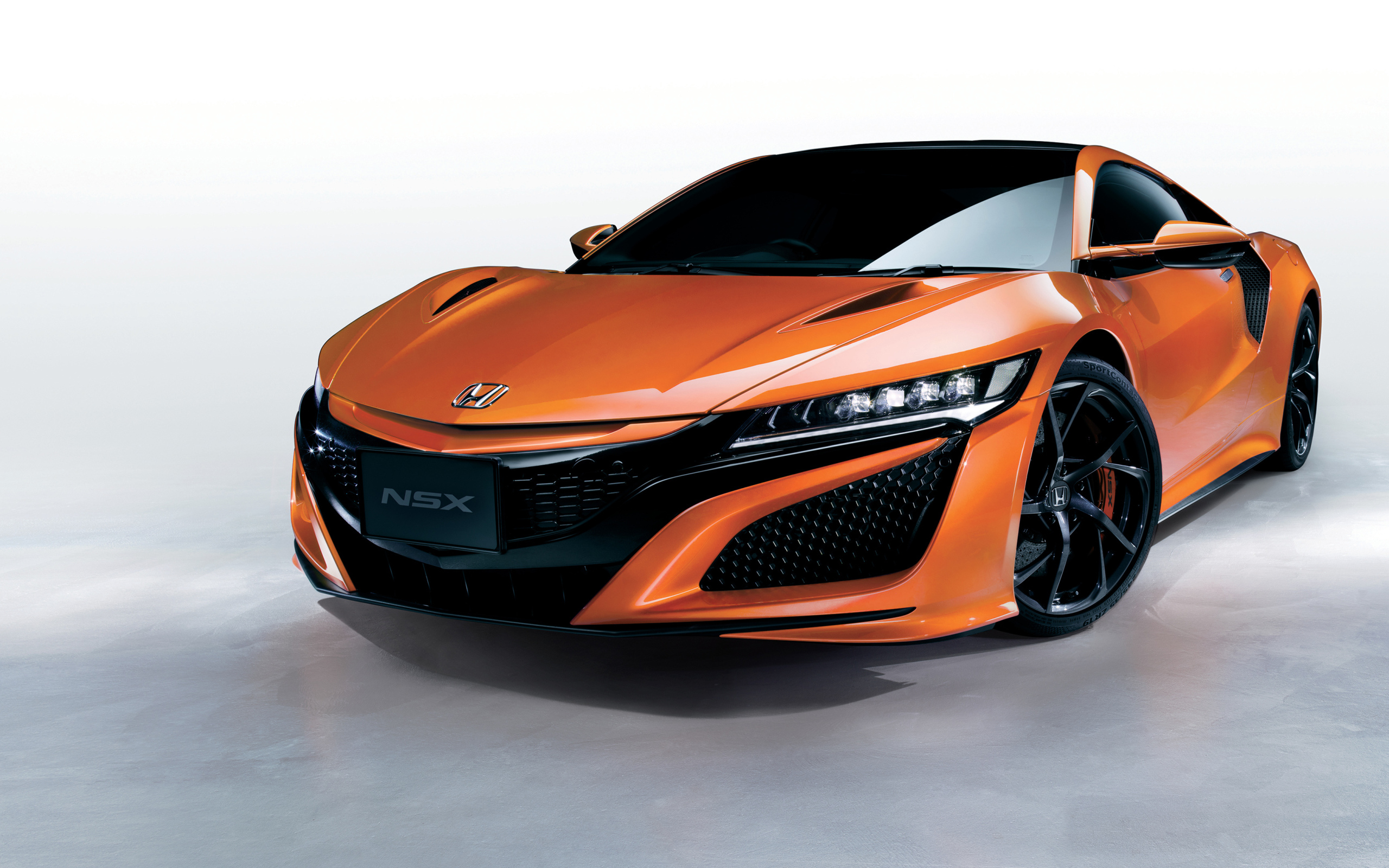 Оранжевый быстрый автомобиль Honda NSX 2018 года