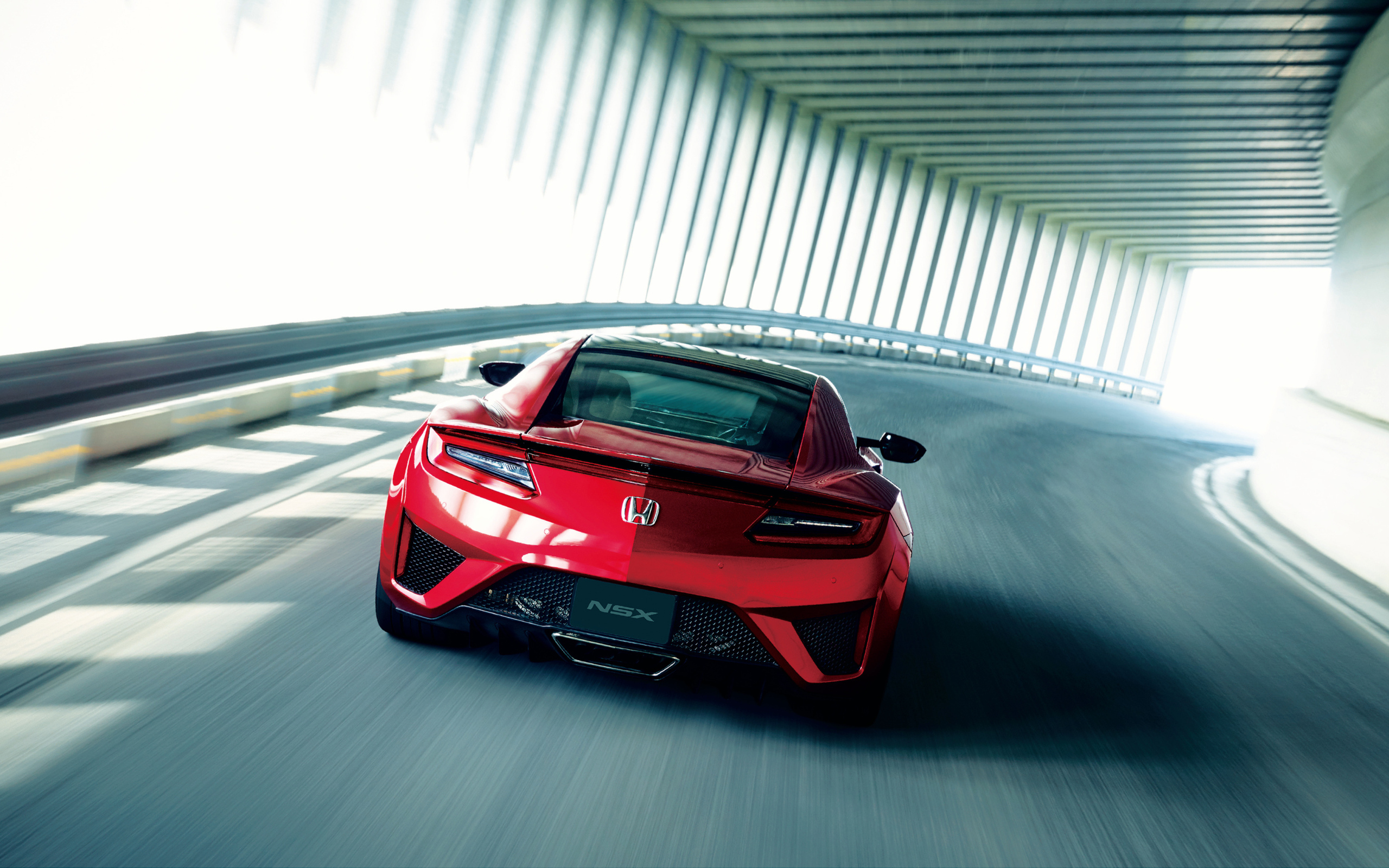 Красный автомобиль Honda NSX 2018 вид сзади