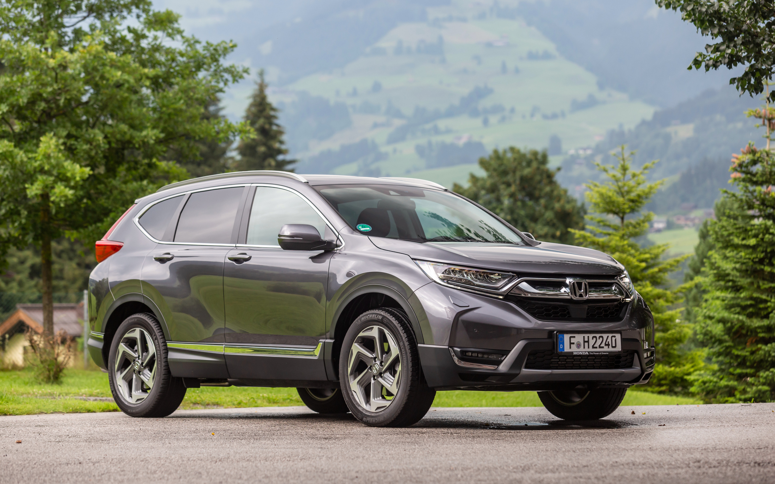 Серебристый внедорожник Honda  CR-V, 2018 года
