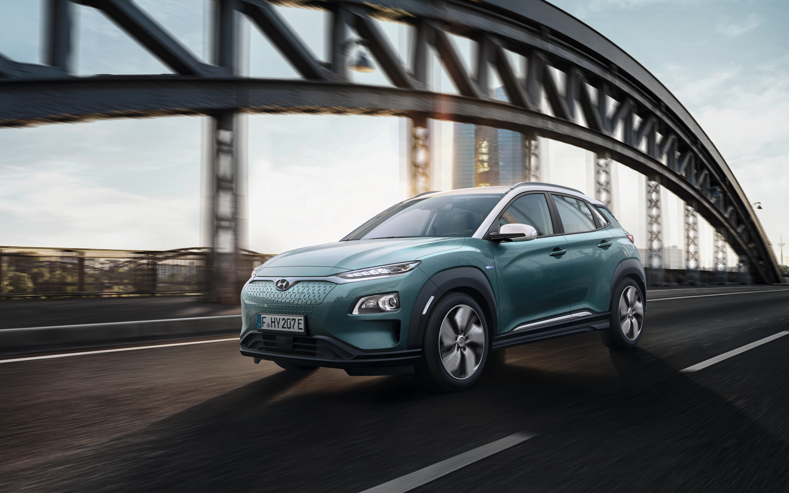 Электрический внедорожник Hyundai Kona, 2018 на трассе