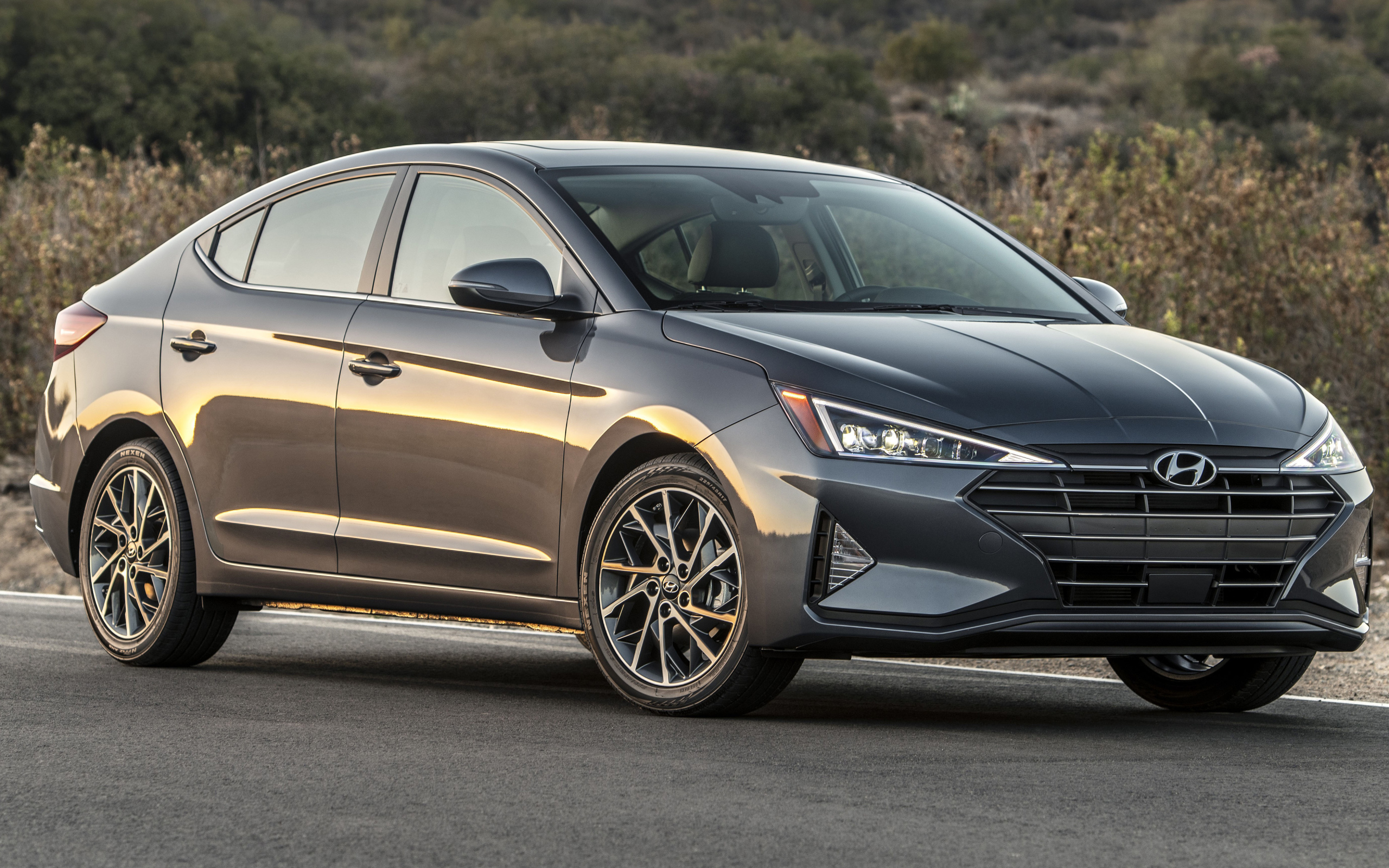 Серебристый автомобиль Hyundai Elantra, 2019