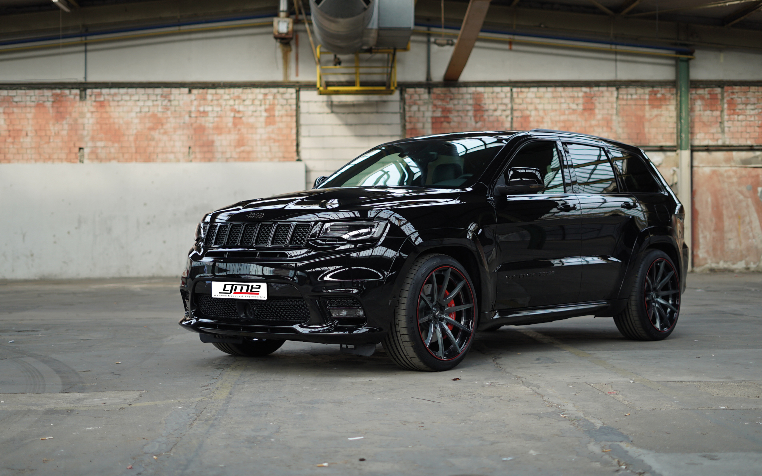 Черный автомобиль GME Jeep Grand Cherokee SRT 2018