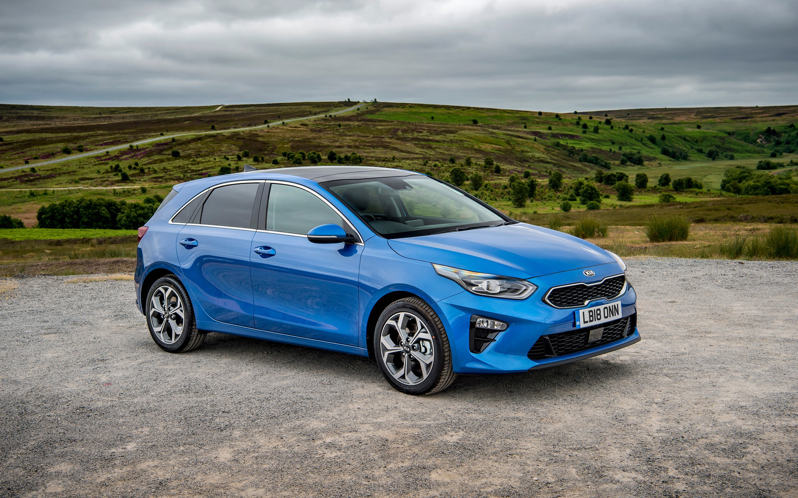 Синий кроссовер Kia Ceed 2019