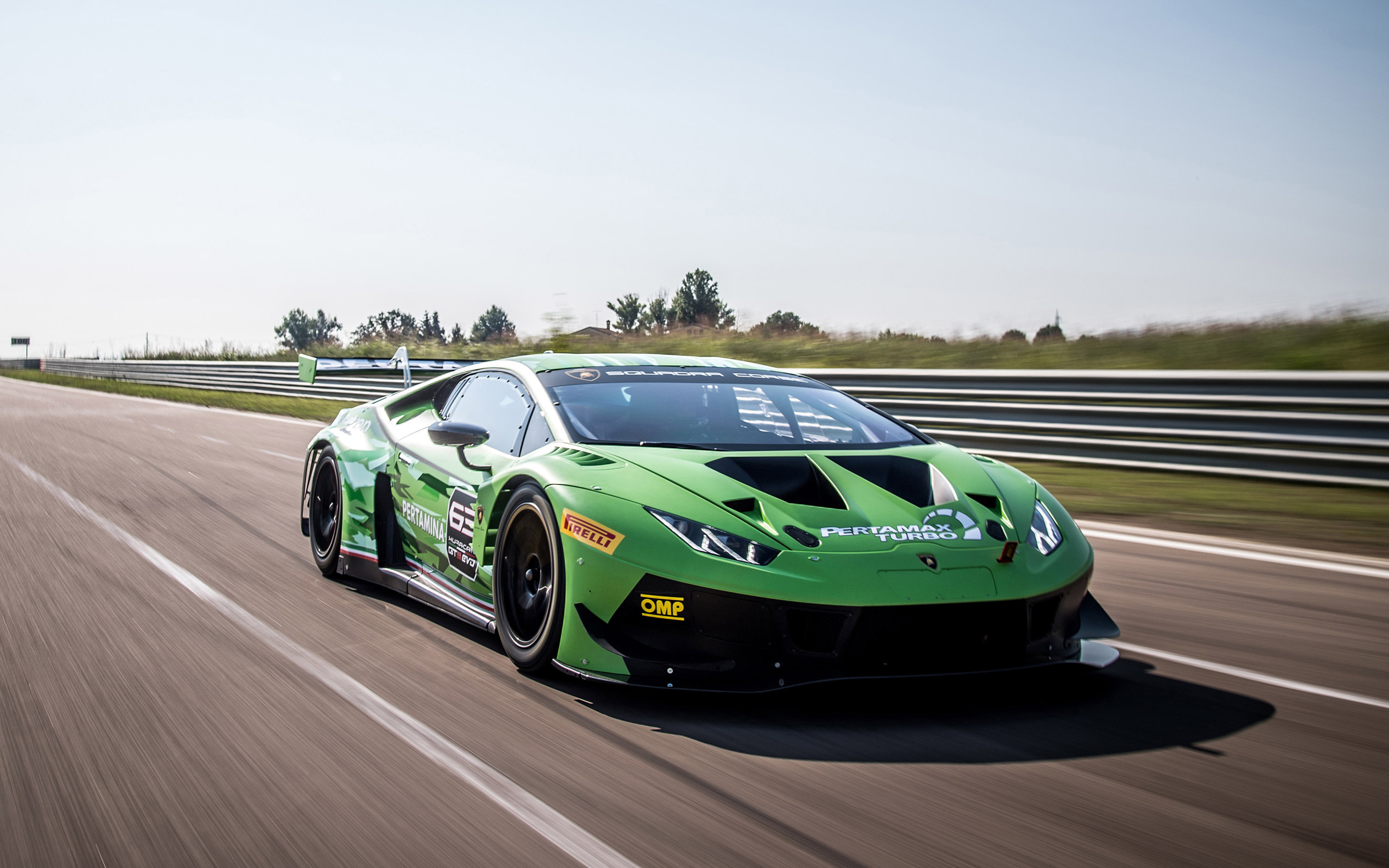 Спортивный автомобиль Lamborghini Huracan GT3 EVO 2019 года на трассе