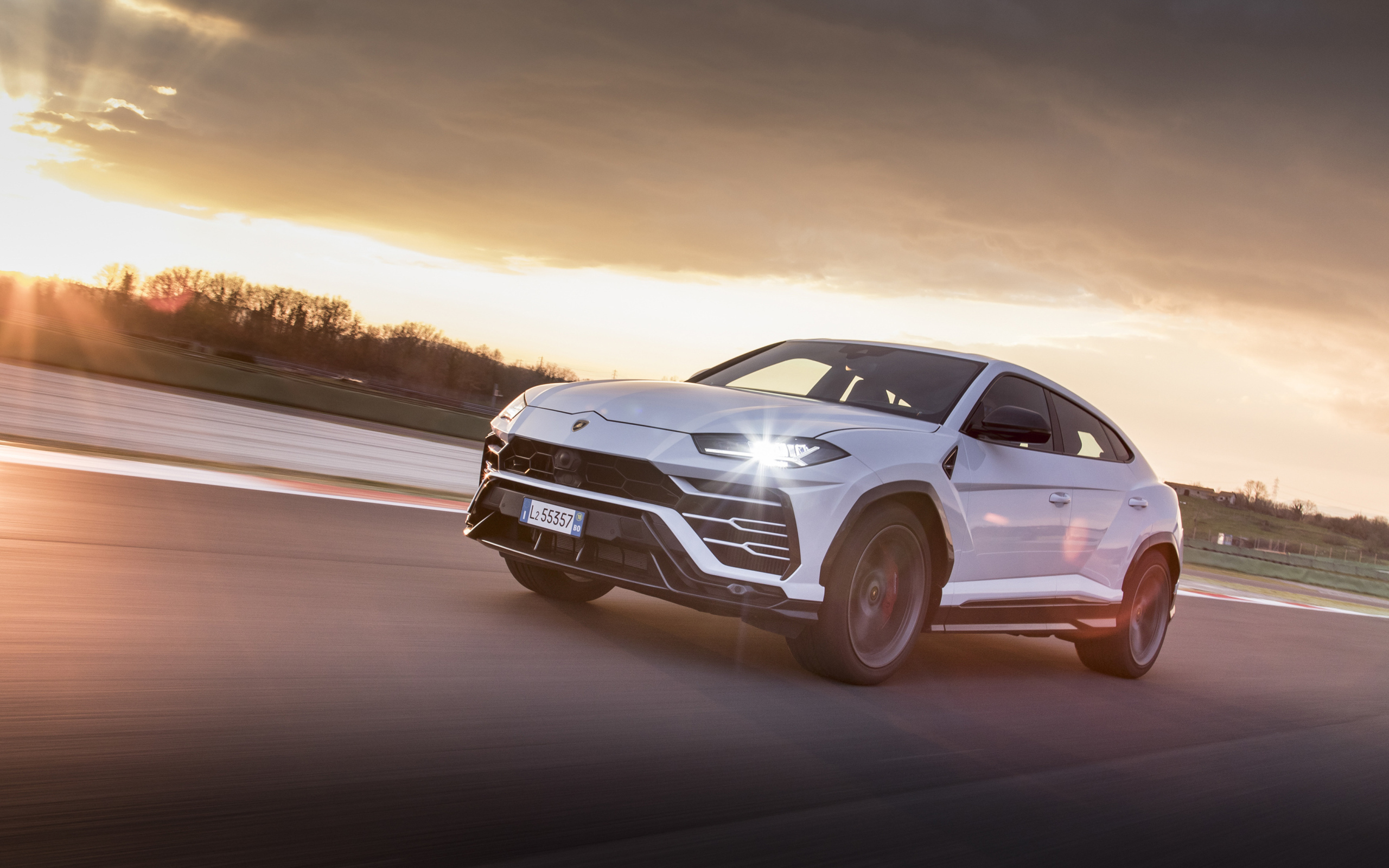 Внедорожник Lamborghini Urus 2018 года на трасс в лучах солнца