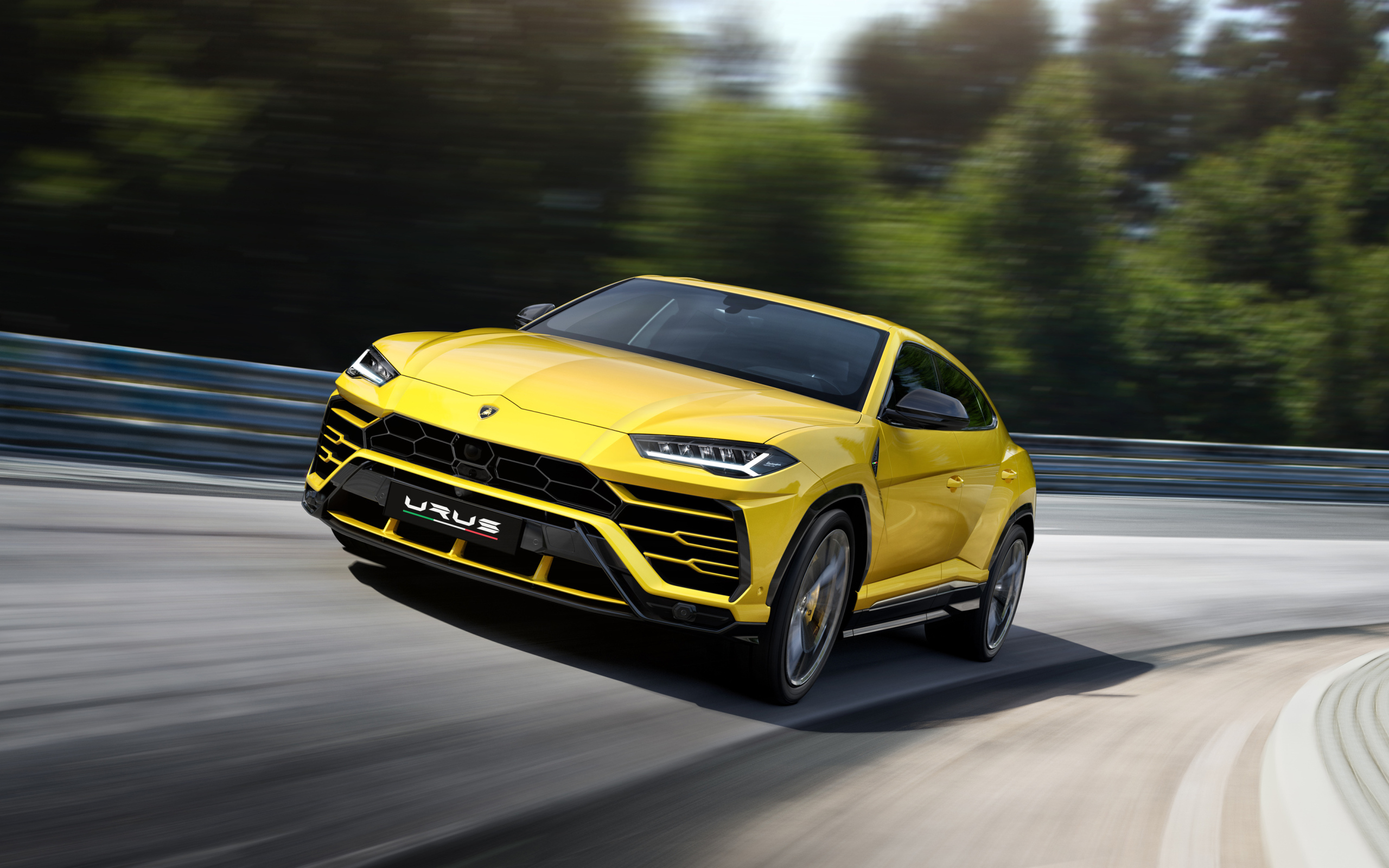 Желтый внедорожник  Lamborghini Urus, 2018