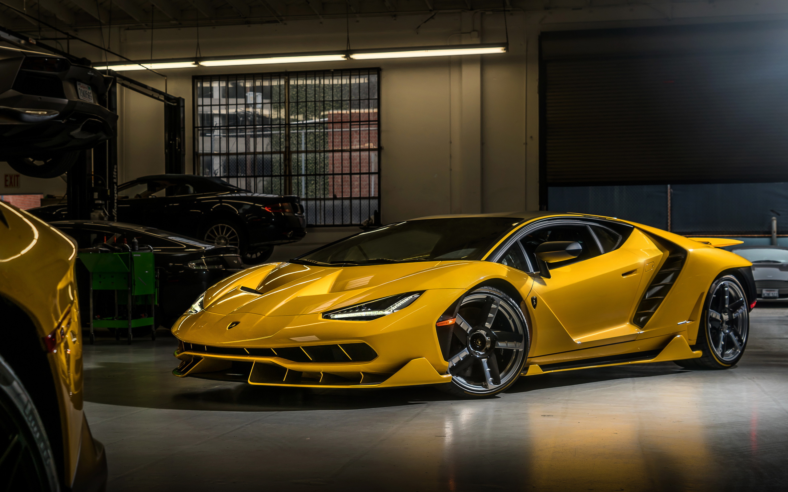 Желтый спортивный автомобиль  Lamborghini Centenario Coupe в гараже