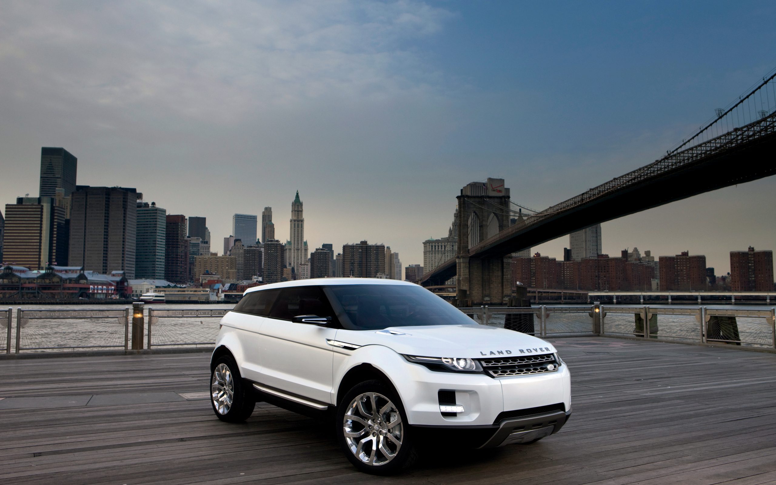 Белый внедорожник Range Rover LRX, 2019