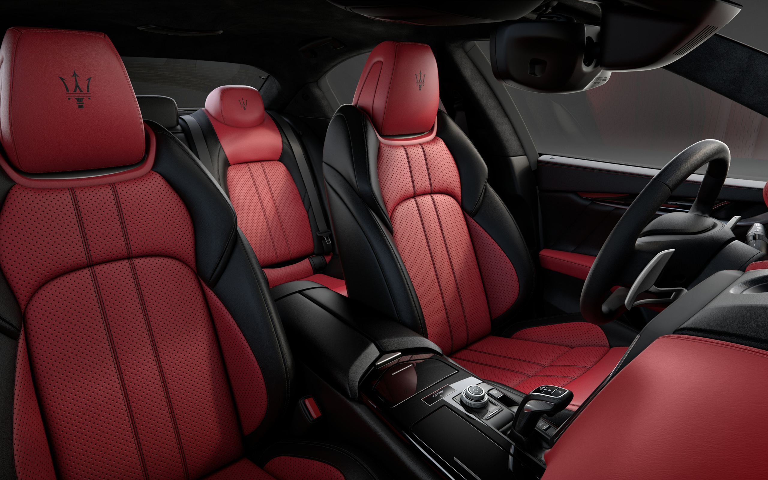 Дорогой красный с черным кожаный салон автомобиля Maserati Ghibli Ribelle 2018
