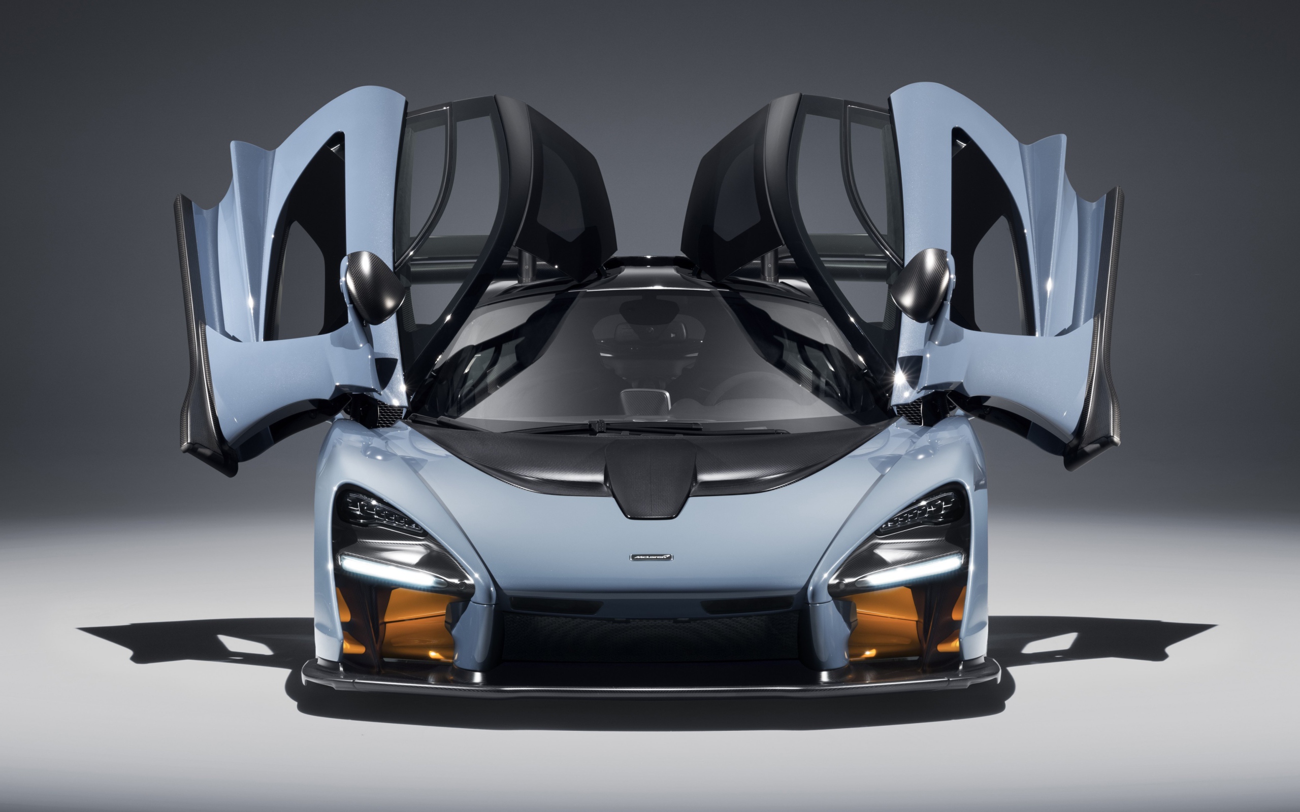 Автомобиль McLaren Senna, 2018 с открытыми дверями